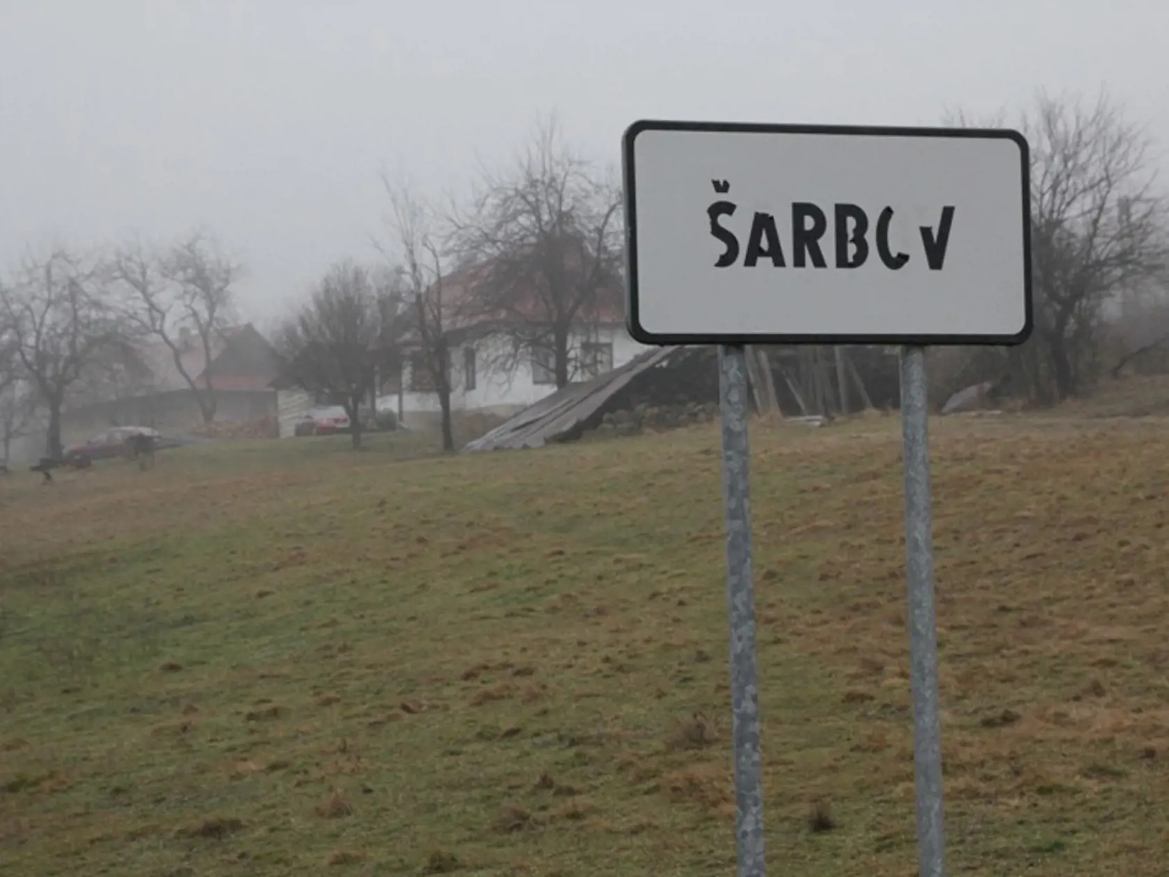 Keby bol sneh, v Šarbove by bolo rušno. Vďaka lyžiarom, čo si dedinku vedia nájsť kvôli lyžiarskemu svahu za dedinou.