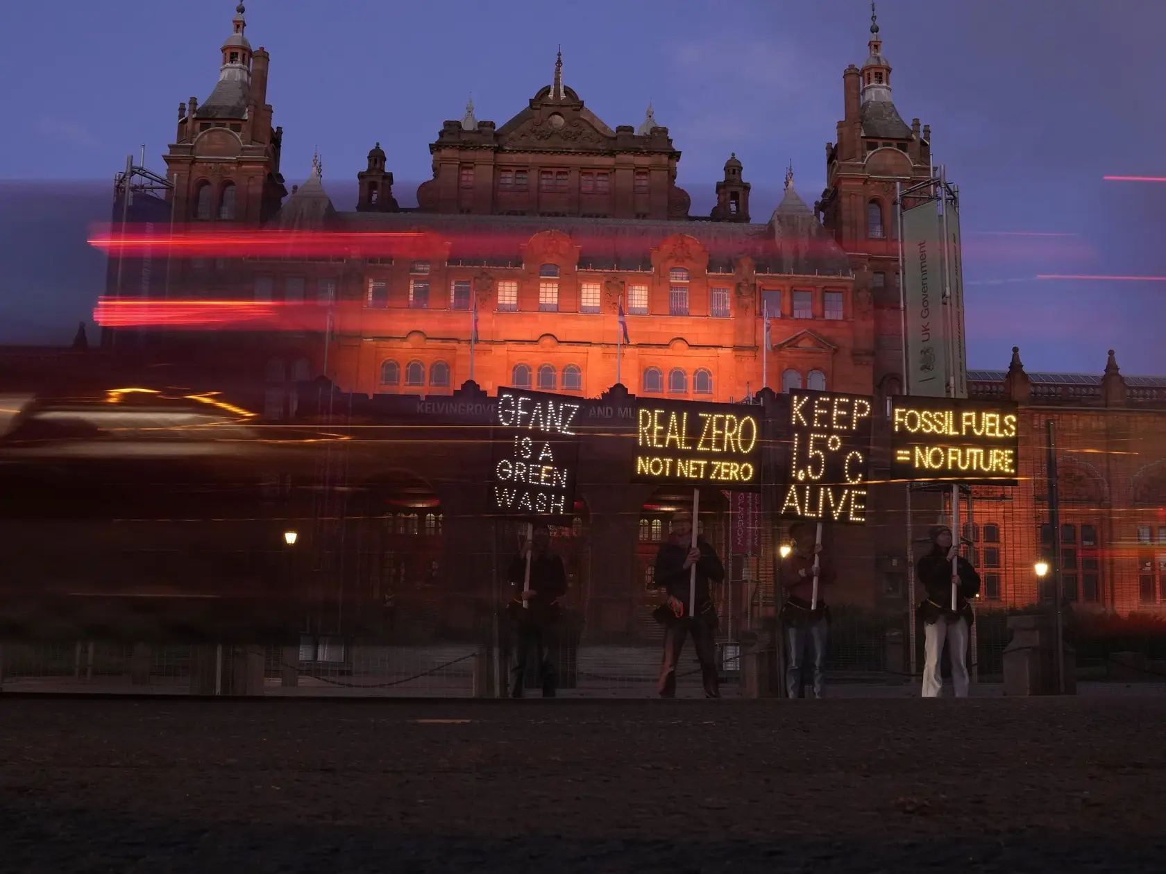 JB 9 Glasgow - Klimatickí aktivisti držia osvetlené transparenty s klimatickým odkazom počas protestu pred budovou Múzea a galérie Kelvingrove v ramci klimatického summitu COP26 v Glasgowe 3. novembra 2021. Klimatická konferencia OSN v Glasgowe, známa aj pod skratkou COP26, sa považuje za najvýznamnejšie globálne klimatické fórum od prijatia Parížskej klimatickej dohody v roku 2015. Dvojtýždňové podujatie odštartovalo Fórum svetových lídrov. FOTO TASR/AP 

Climate activists hold up illuminated p