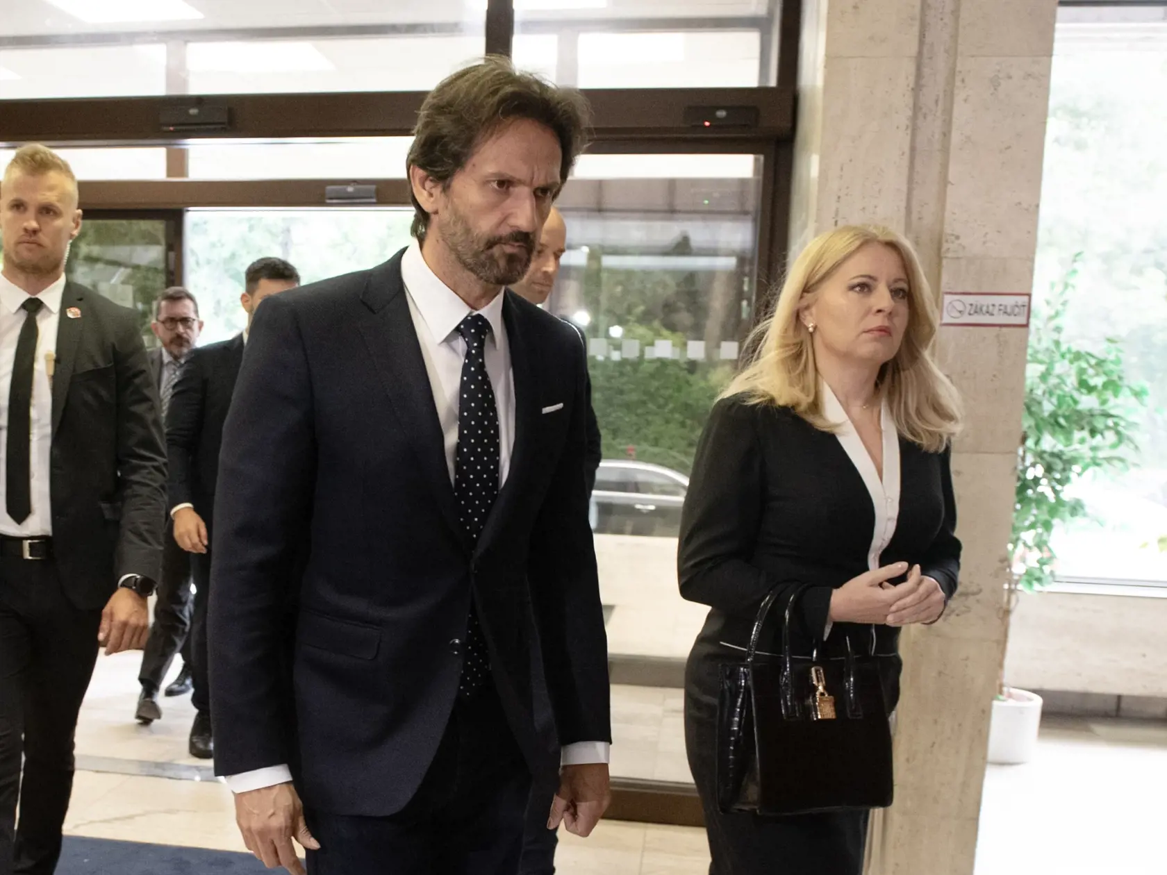 Na snímke sprava prezidentka SR Zuzana Čaputová a podpredseda vlády a minister obrany SR Robert Kaliňák (Smer-SD) prichádzajú na mimoriadne zasadnutie Bezpečnostnej rady SR a rokovanie vlády SR v Bratislave vo štvrtok 16. mája 2024. Vláda sa za zatvorenými dverami poradí, ako bude ďalej postupovať vo vedení krajiny po útoku na premiéra Roberta Fica (Smer-SD). Uviedla to ministerka hospodárstva Denisa Saková (Hlas-SD).Stav premiéra Roberta Fica (Smer-SD) je po operácii stabilizovaný, ale naďalej 