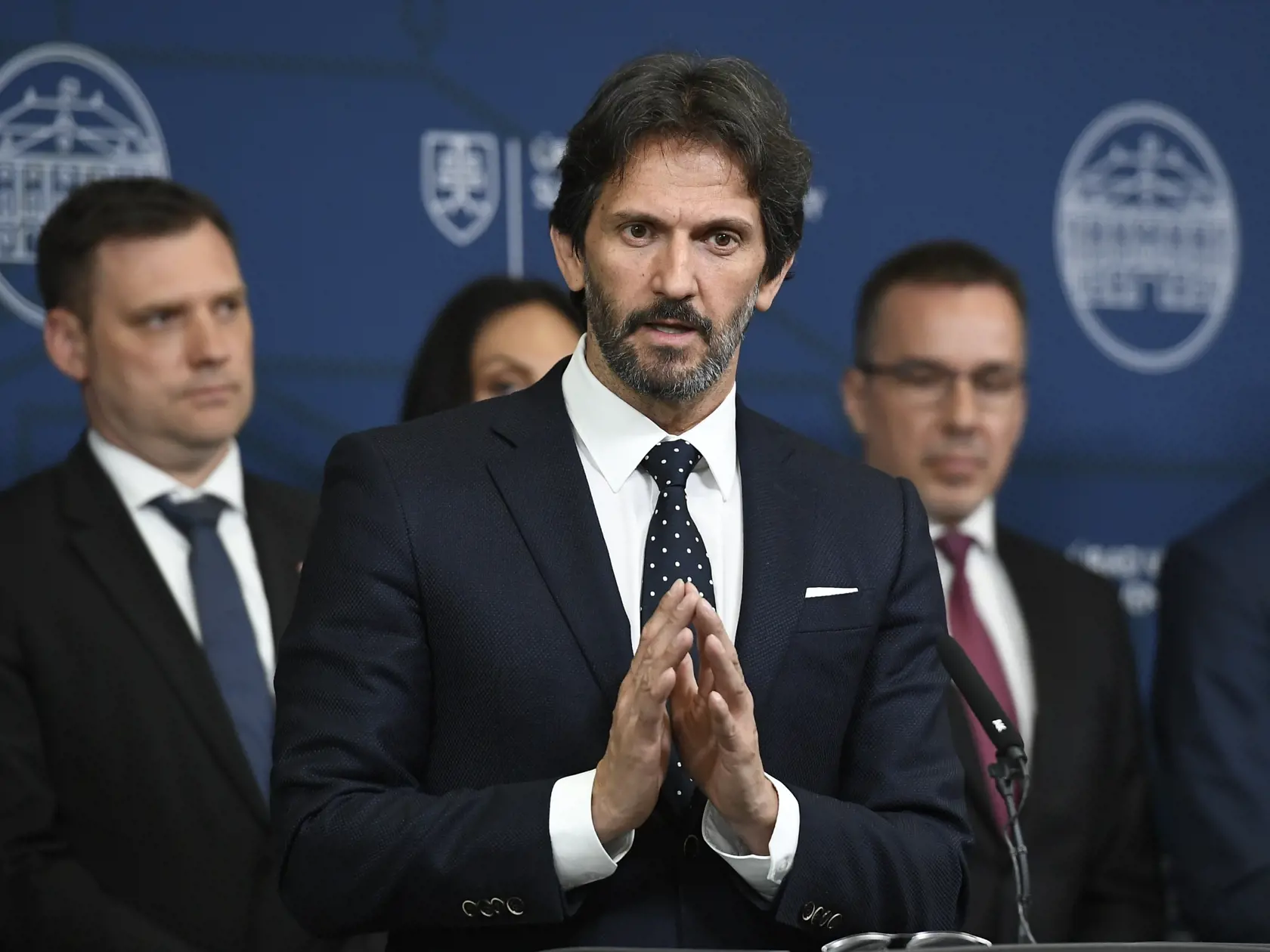 Na snímke v popredí podpredseda vlády a minister obrany SR Robert Kaliňák (Smer-SD) a ďalší ministri a ministerky počas tlačovej konferencie po mimoriadnom zasadnutí Bezpečnostnej rady SR v Bratislave vo štvrtok 16. mája 2024. O premiérovom zdravotnom stave informoval vo štvrtok vicepremiér SR Robert Kaliňák (Smer-SD) v Banskej Bystrici. Označil ho za stabilizovaný, ale naďalej vážny. Vyšetrovateľ Úradu inšpekčnej služby (ÚIS) začal v súvislosti so stredajším (15. mája) atentátom na premiéra Rob
