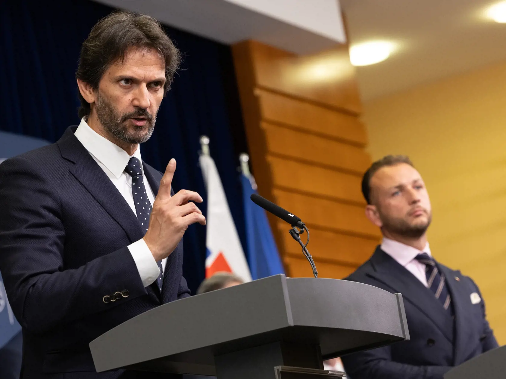 33. schôdza vlády Slovenskej republiky. Zasadnutie brannobezpečnostnej rady štátu po spáchaí atentátu na premiéra Roberta Fica v Handlovej. Po rokovaní odpovedali na otázky médií minister obrany Robert Kaliňák a minister vnútra Matúš Šutaj Eštok.