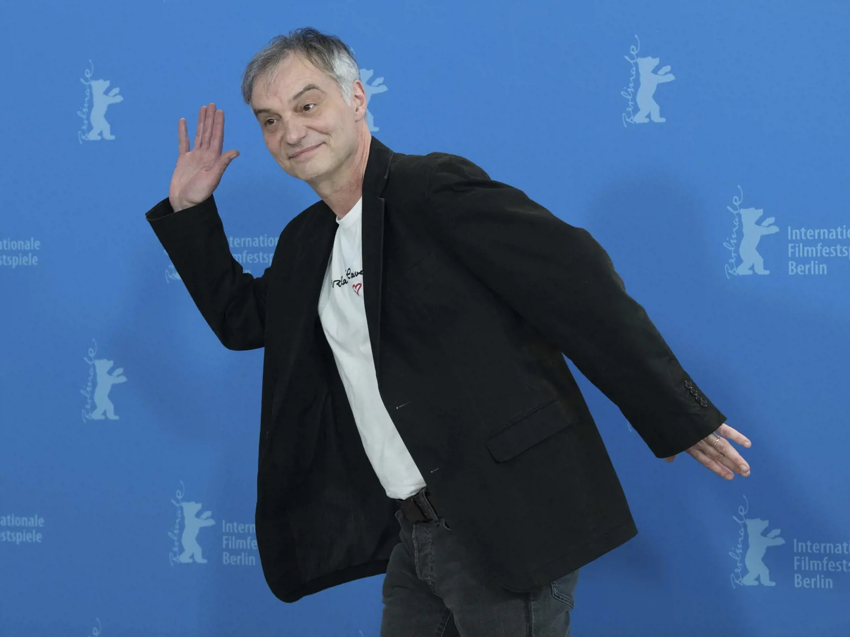 Ivan Trojan pózuje fotografom na 70. ročníku Medzinárodného filmového festivalu Berlinale v nemeckej metropole Berlíne 27. februára 2020.