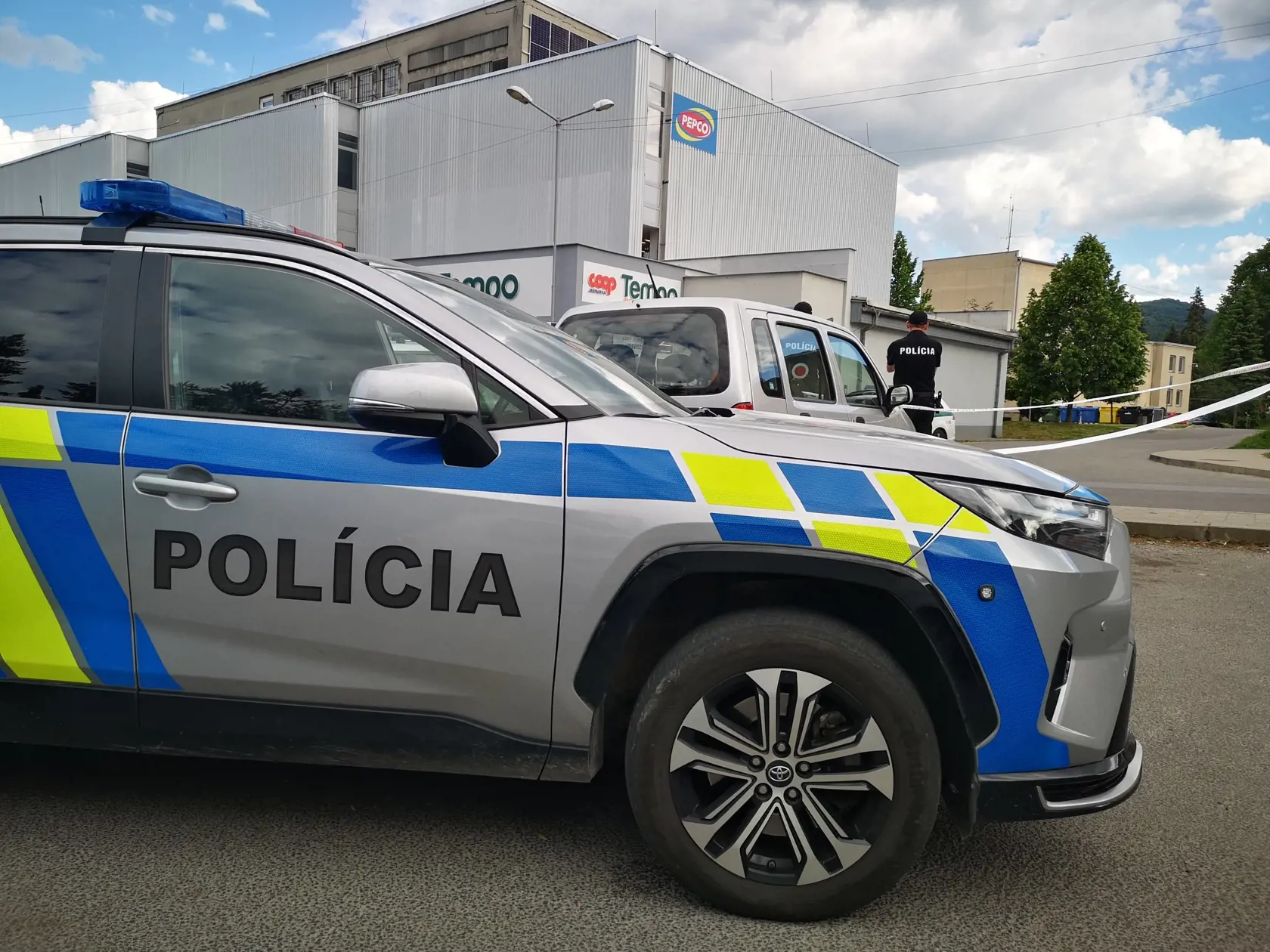 Policajti opáskovali aj malé strieborné auto s levickou značkou. Podľa našich informácií ide o auto, ktorým sa do Handlovej priviezol strelec.
