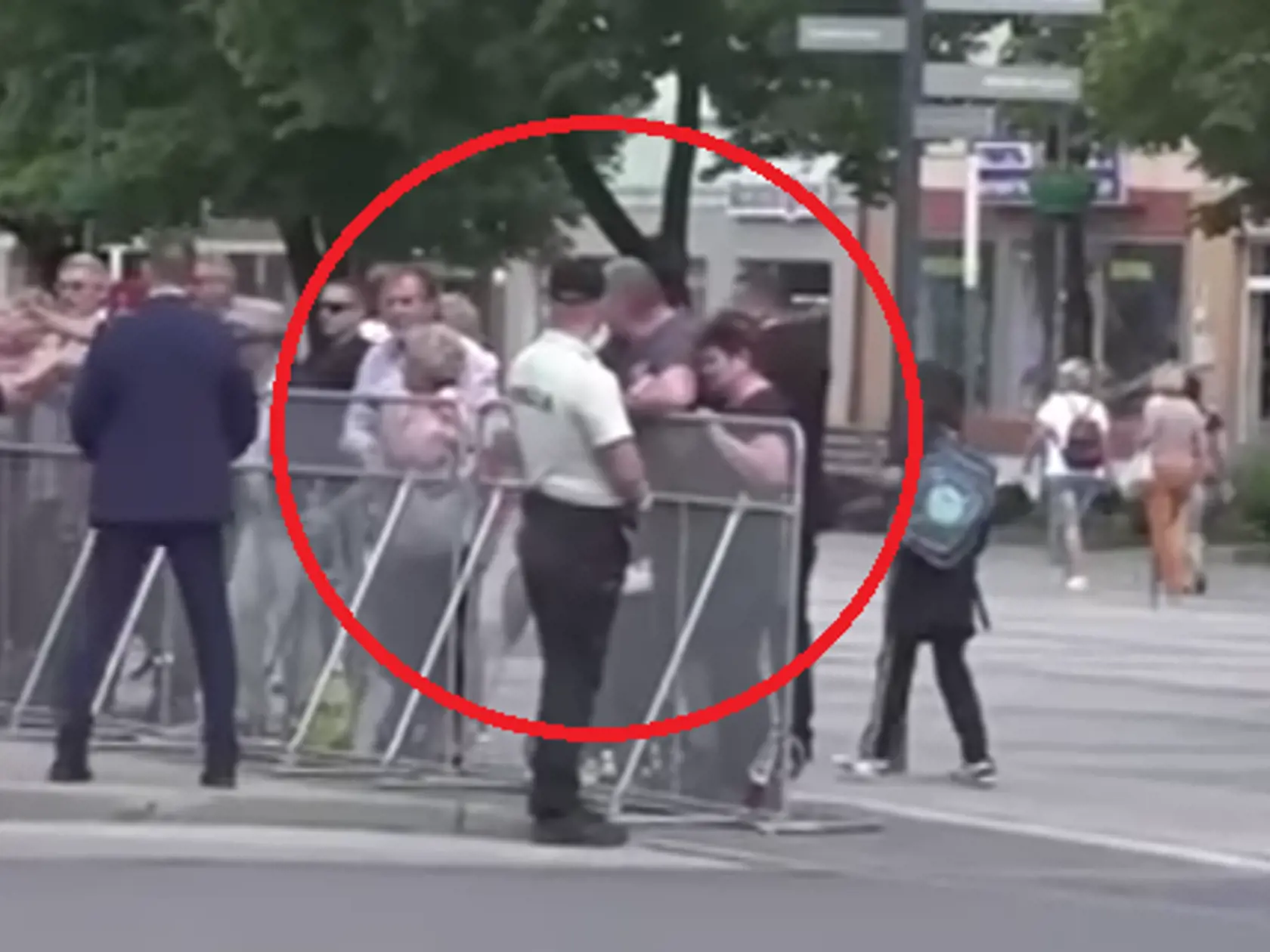 Na detailných záberoch vidno muža so ženou, ktorí pravdepodobne vyrušili atentátnika pred streľbou na Fica.