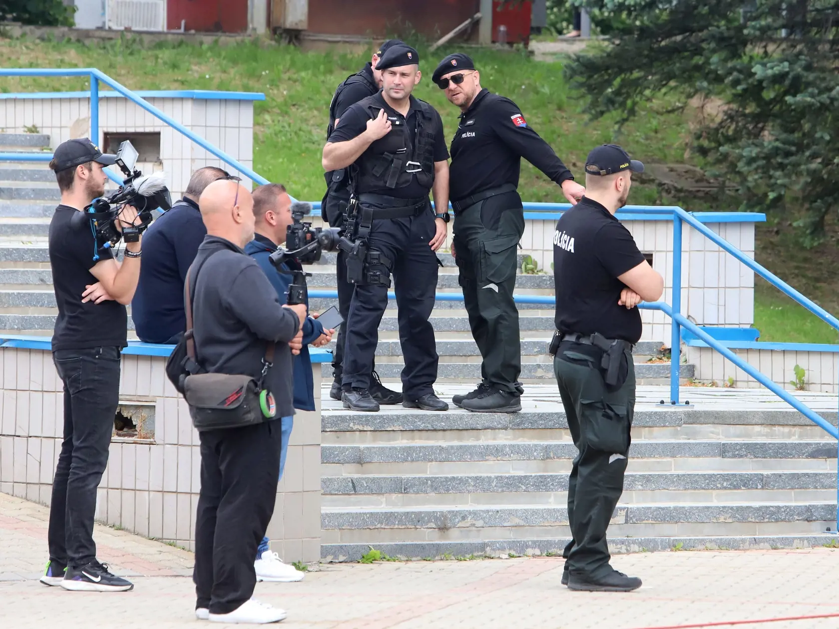 Premiéra SR Roberta Fica včera (15.5) po streľbe previezli do nemocnice v Banskej Bystrici. Na snímke polícia v areáli Rooseveltovej nemocnice s poliklinikou v Banskej Bystrici 16. mája 2024.  FOTO TASR - Ján Krošlák