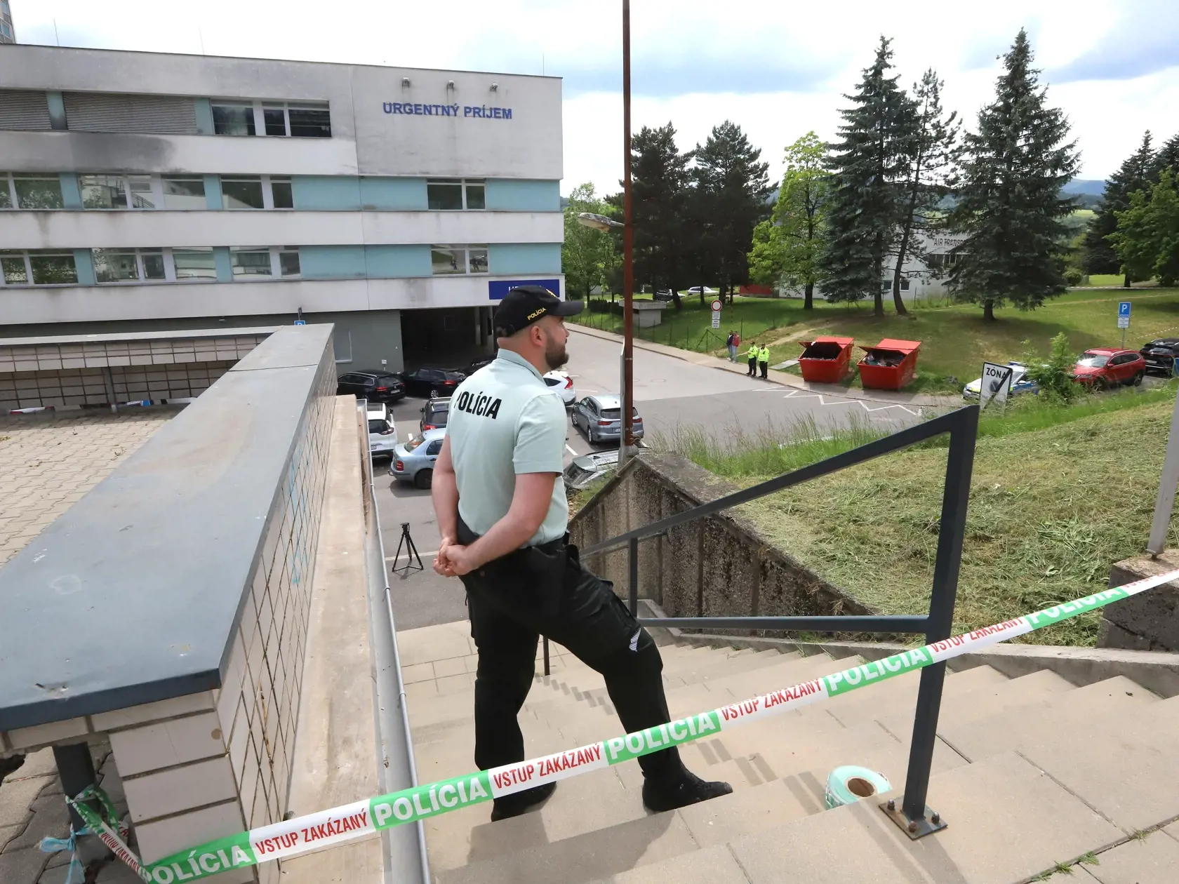 Premiéra SR Roberta Fica včera (15.5) po streľbe previezli do nemocnice v Banskej Bystrici. Na snímke polícia v areáli Rooseveltovej nemocnice s poliklinikou v Banskej Bystrici 16. mája 2024.  FOTO TASR - Ján Krošlák