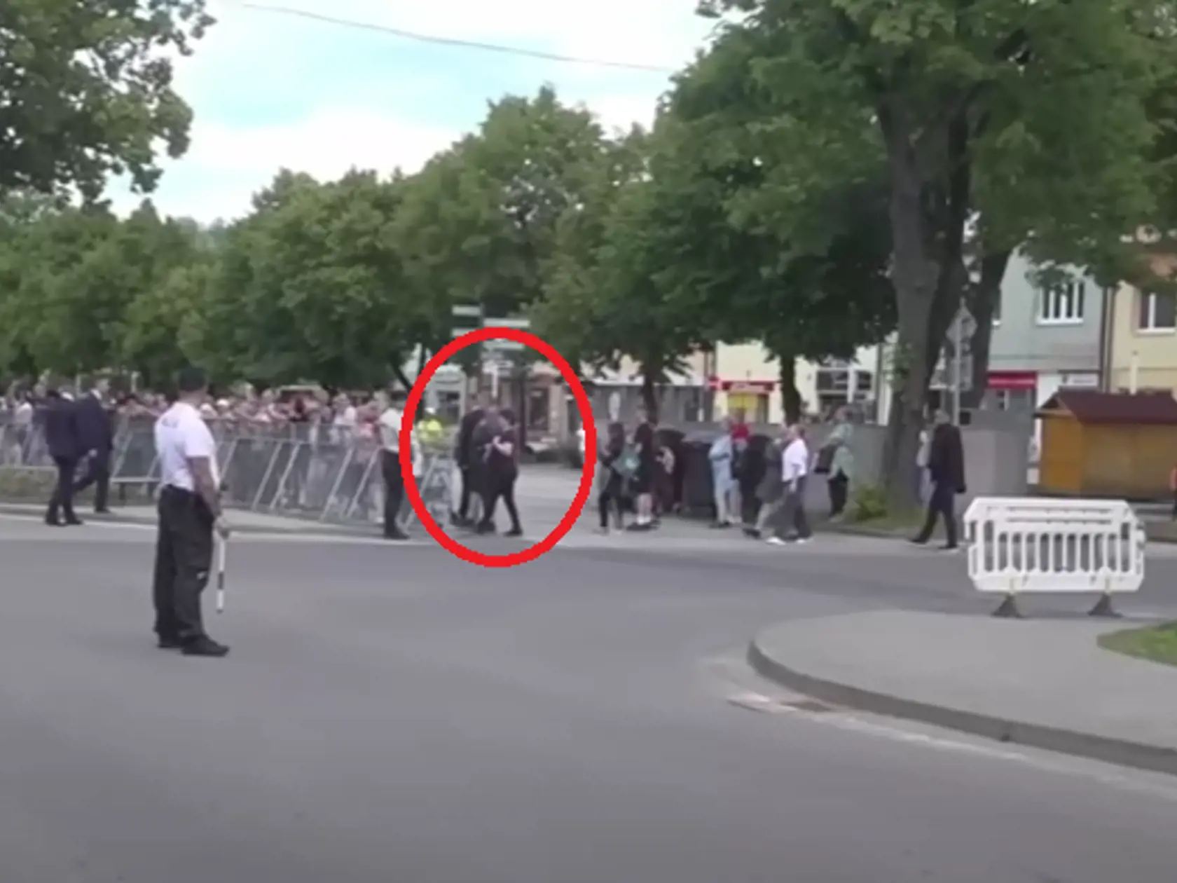 Na detailných záberoch vidno muža so ženou, ktorí pravdepodobne vyrušili atentátnika pred streľbou na Fica.