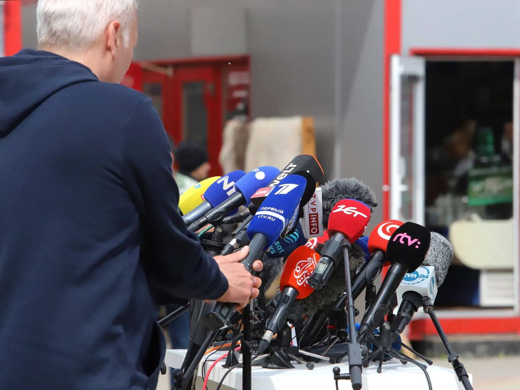 Premiéra SR Roberta Fica včera (15.5) po streľbe previezli do nemocnice v Banskej Bystrici. Na snímke novinári v areáli Rooseveltovej nemocnice v Banskej Bystrici 16. mája 2024. FOTO TASR - Ján Krošlák