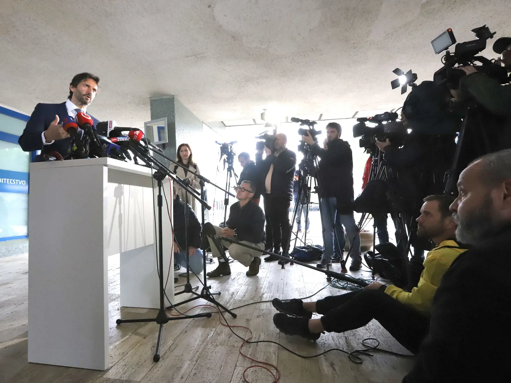 Na snímke vicepremiér a minister obrany SR Robert Kaliňák (Smer-SD) počas brífingu v areáli Rooseveltovej nemocnice s poliklinikou v Banskej Bystrici v piatok 17. mája 2024. Premiér Robert Fico (Smer-SD) absolvoval v piatok chirurgický zákrok. Jeho stav je stabilizovaný, ale naďalej vážny. Informovali o tom Robert Kaliňák a riaditeľka banskobystrickej nemocnice Miriam Lapuníková. Premiéra Roberta Fica postrelil 71-ročný muž po výjazdovom rokovaní vlády v Handlovej v stredu 15. mája 2024. FOTO TA