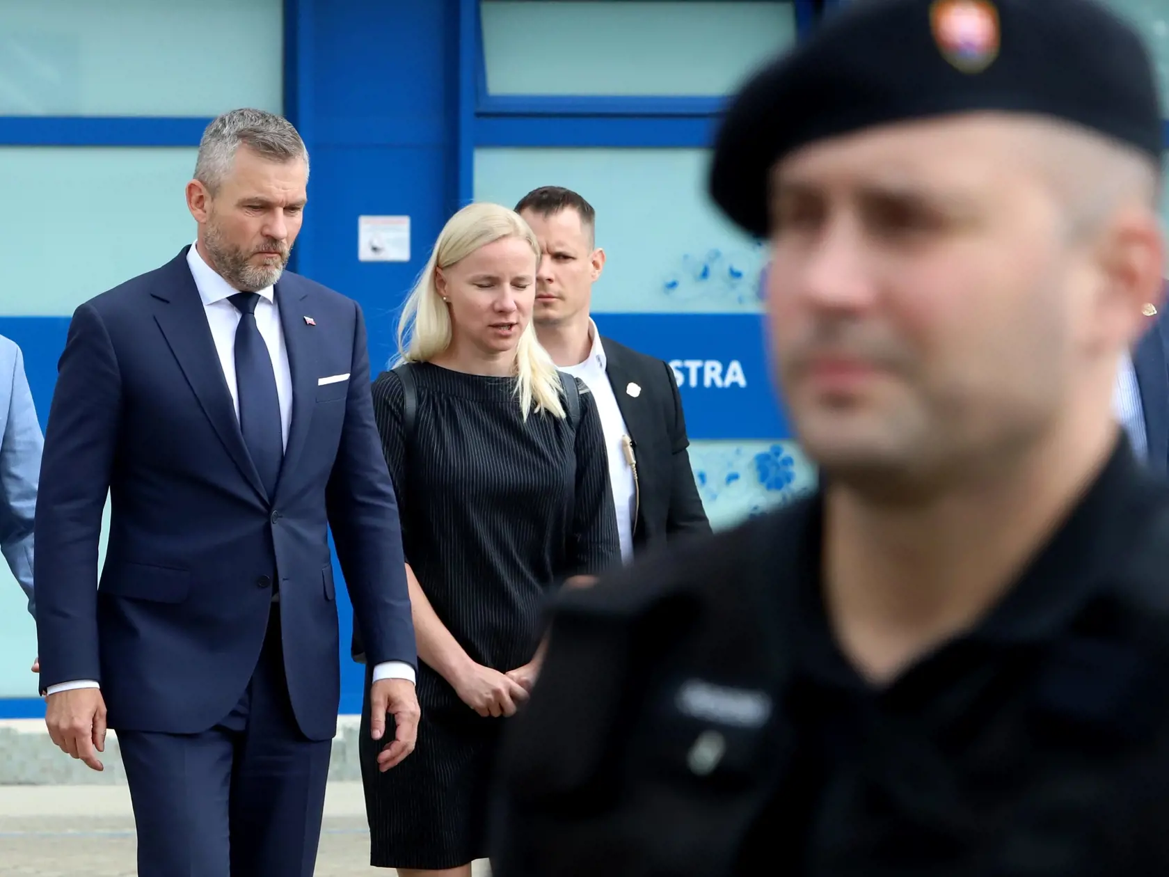 Premiéra SR Roberta Fica včera (15.5) po streľbe previezli do nemocnice v Banskej Bystrici. Na snímke novozvolený prezident SR Peter Pellegrini prichádza na tlačovú konferenciu v areáli v Rooseveltovej nemocnici v Banskej Bystrici 16. mája 2024 po návšteve postreleného predsedu vlády v banskobystrickej nemocnici. FOTO TASR - Ján Krošlák