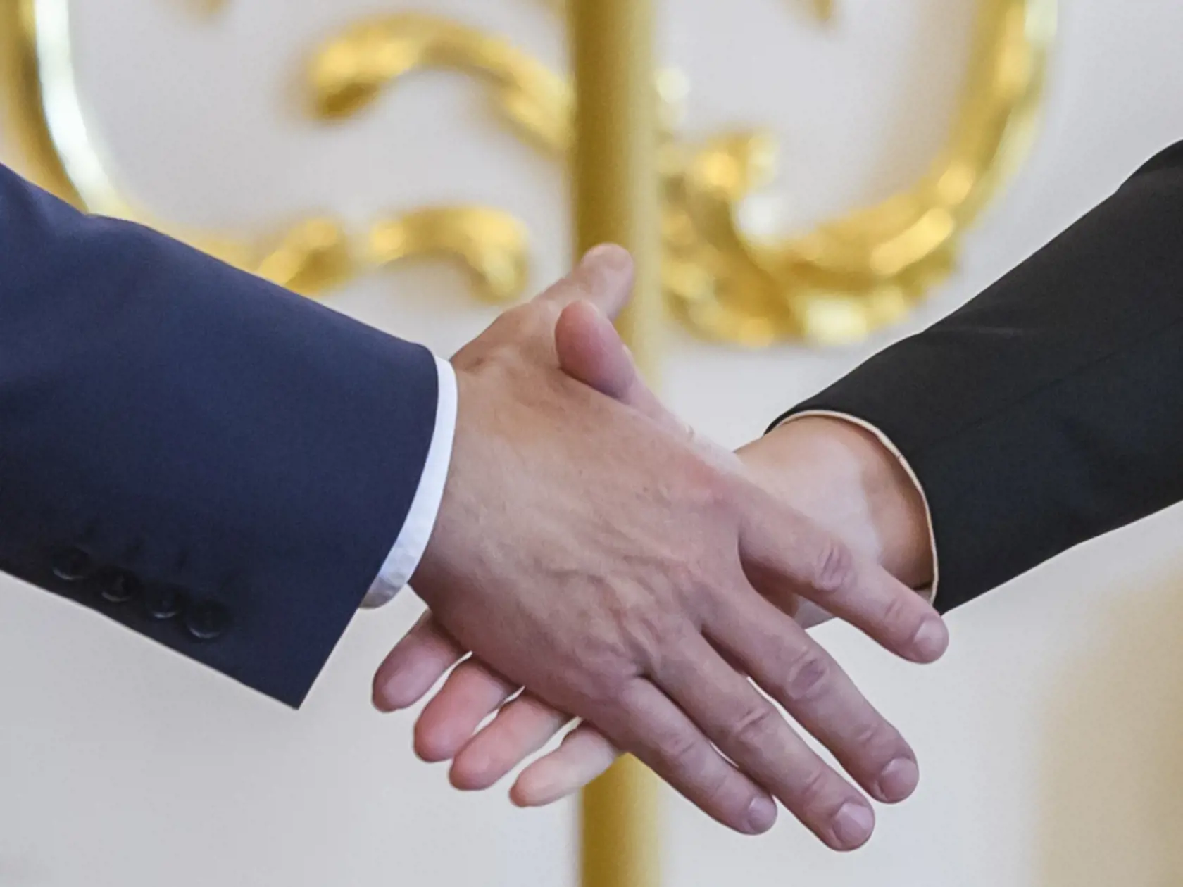 Na snímke zľava novozvolený prezident SR Peter Pellegrini a prezidentka SR Zuzana Čaputová si podávajú ruky počas vyhlásenia k atentátu na premiéra SR Roberta Fica (Smer-SD) v Bratislave 16. mája 2024. FOTO TASR - Jaroslav Novák