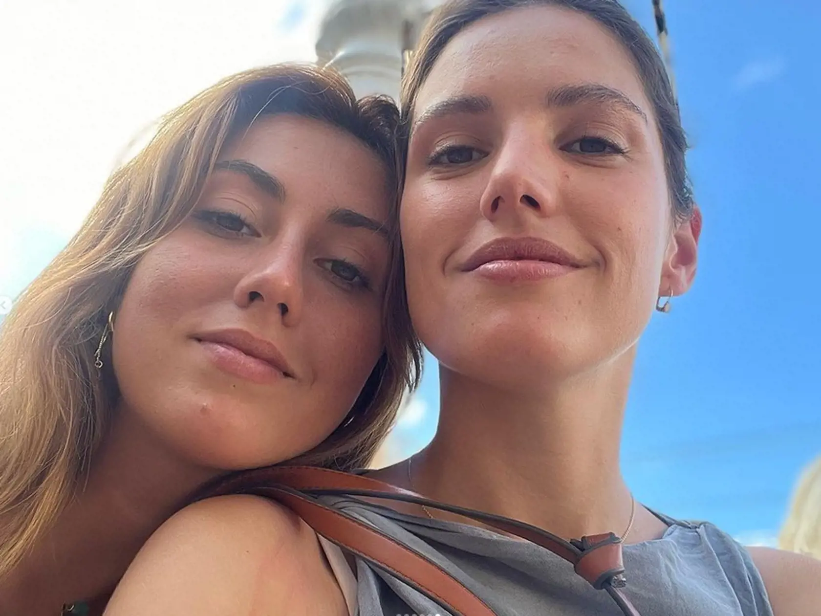 Sarah Arató so sestrou