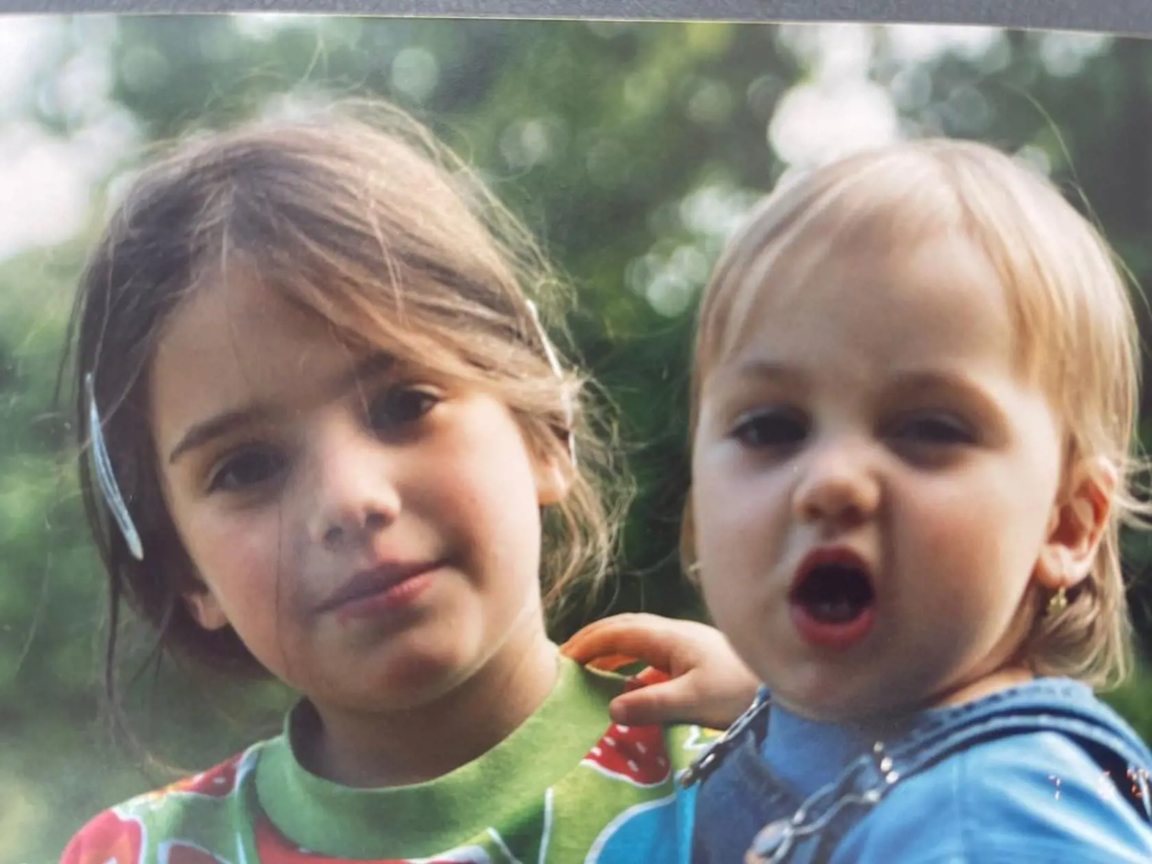 Sarah Arató so sestrou v detstve.