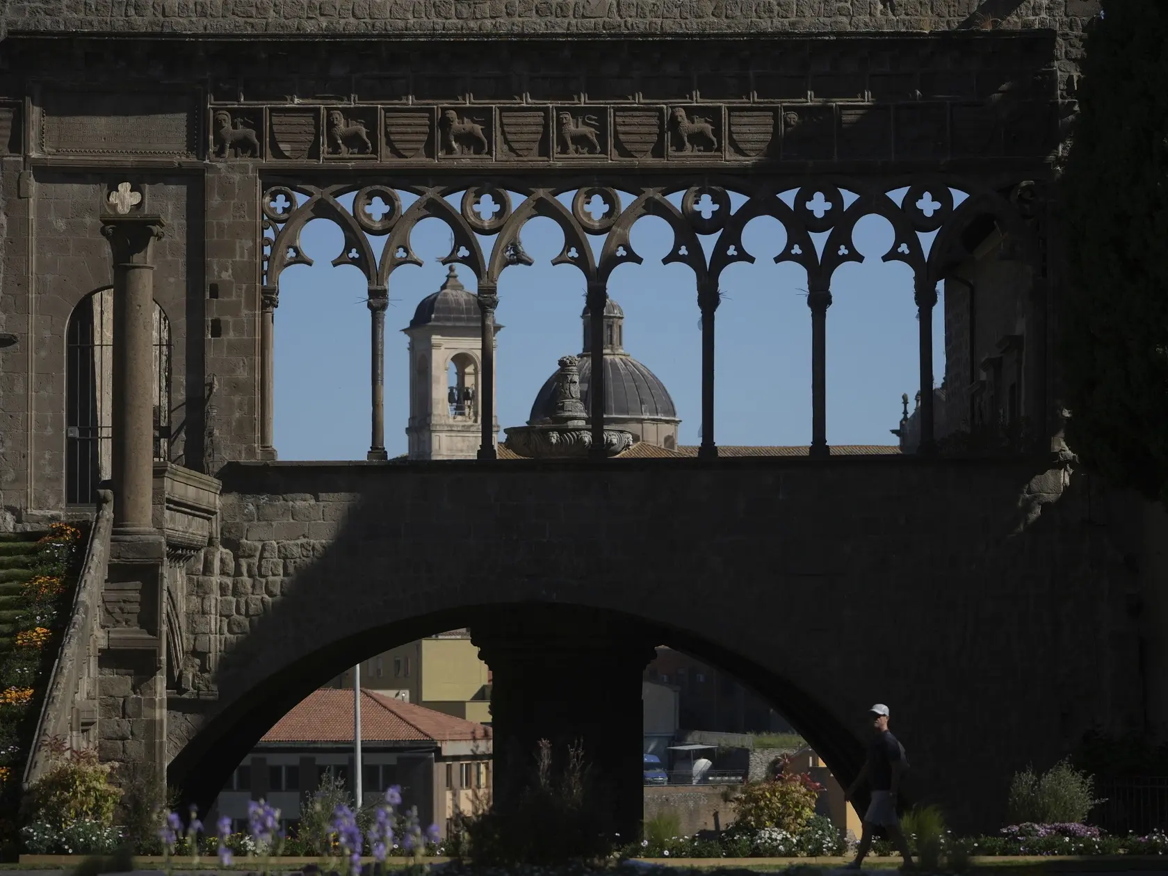 Na snímke pápežský palác, v ktorom sa konalo najdlhšie konkláve v dejinách katolíckej cirkvi, v talianskom meste Viterbo v piatok 2. mája 2025.