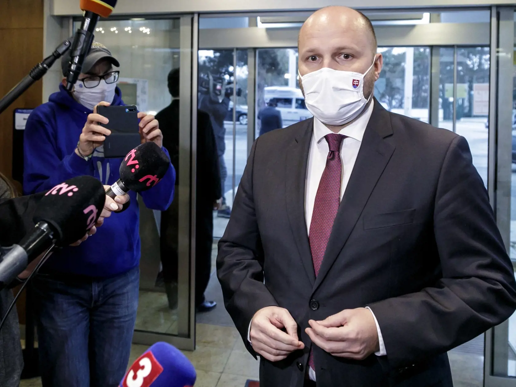 Na Ústrednom krízovom štábe sa odborníci dohodli, aké opatrenia treba prijať pred Vianocami. Hovorilo sa o plošnom testovaní aj lockdowne. Nakoniec nás čaká len pár sprísnených opatrení a istá forma mäkkého lockdownu.