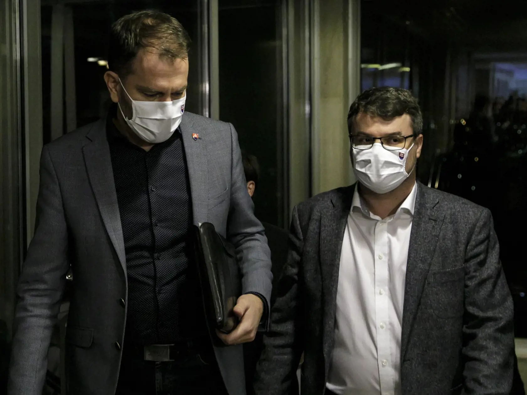 Na Ústrednom krízovom štábe sa odborníci dohodli, aké opatrenia treba prijať pred Vianocami. Hovorilo sa o plošnom testovaní aj lockdowne. Nakoniec nás čaká len pár sprísnených opatrení a istá forma mäkkého lockdownu.