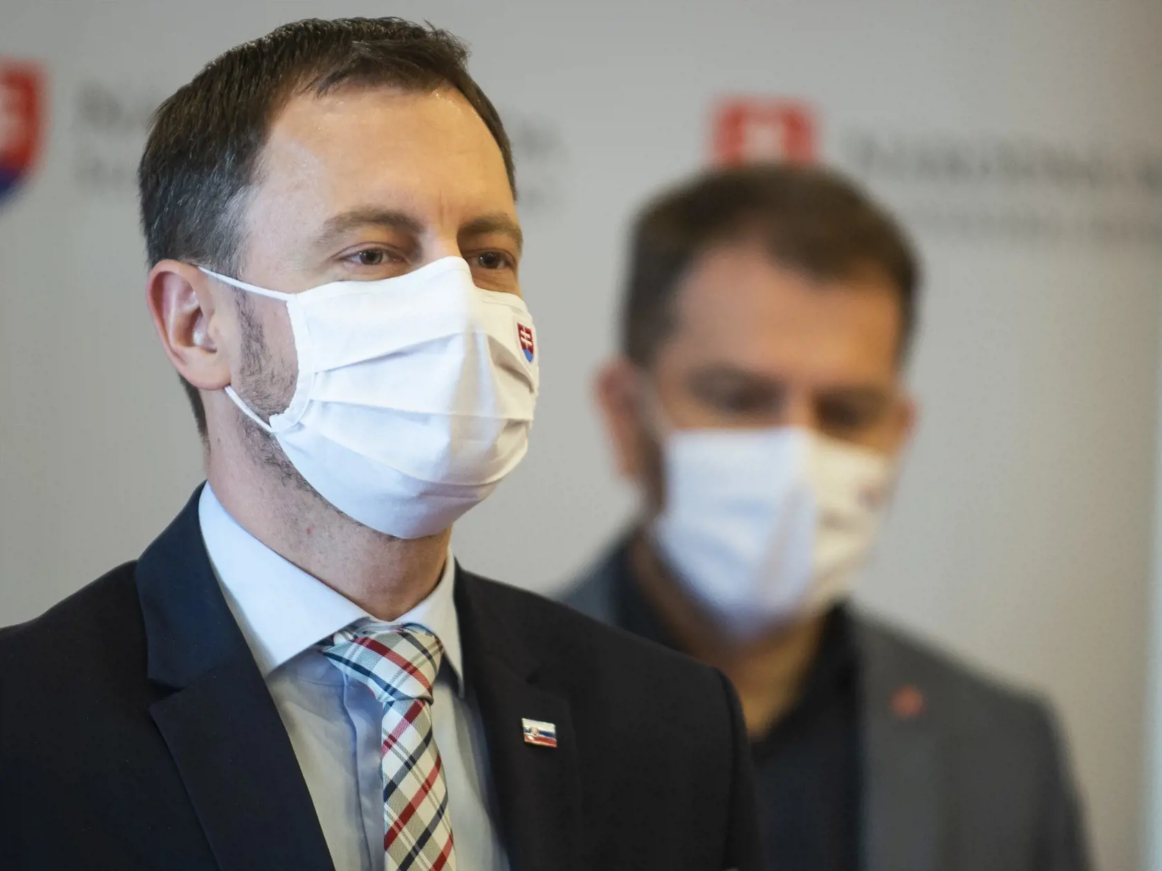 Na Ústrednom krízovom štábe sa odborníci dohodli, aké opatrenia treba prijať pred Vianocami. Hovorilo sa o plošnom testovaní aj lockdowne. Nakoniec nás čaká len pár sprísnených opatrení a istá forma mäkkého lockdownu.