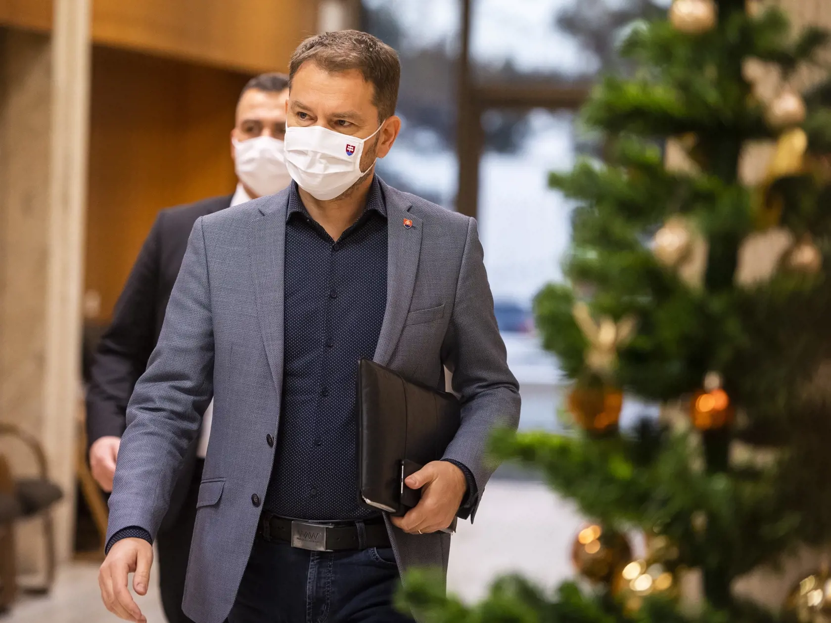 Na Ústrednom krízovom štábe sa odborníci dohodli, aké opatrenia treba prijať pred Vianocami. Hovorilo sa o plošnom testovaní aj lockdowne. Nakoniec nás čaká len pár sprísnených opatrení a istá forma mäkkého lockdownu.