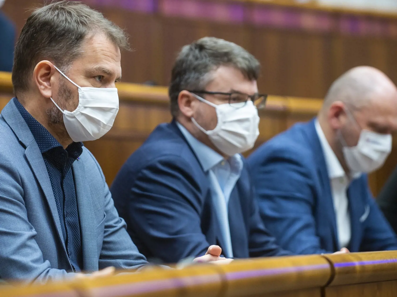 Na Ústrednom krízovom štábe sa odborníci dohodli, aké opatrenia treba prijať pred Vianocami. Hovorilo sa o plošnom testovaní aj lockdowne. Nakoniec nás čaká len pár sprísnených opatrení a istá forma mäkkého lockdownu.