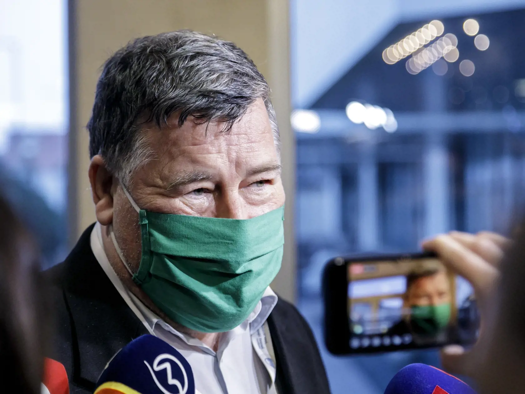Na Ústrednom krízovom štábe sa odborníci dohodli, aké opatrenia treba prijať pred Vianocami. Hovorilo sa o plošnom testovaní aj lockdowne. Nakoniec nás čaká len pár sprísnených opatrení a istá forma mäkkého lockdownu.