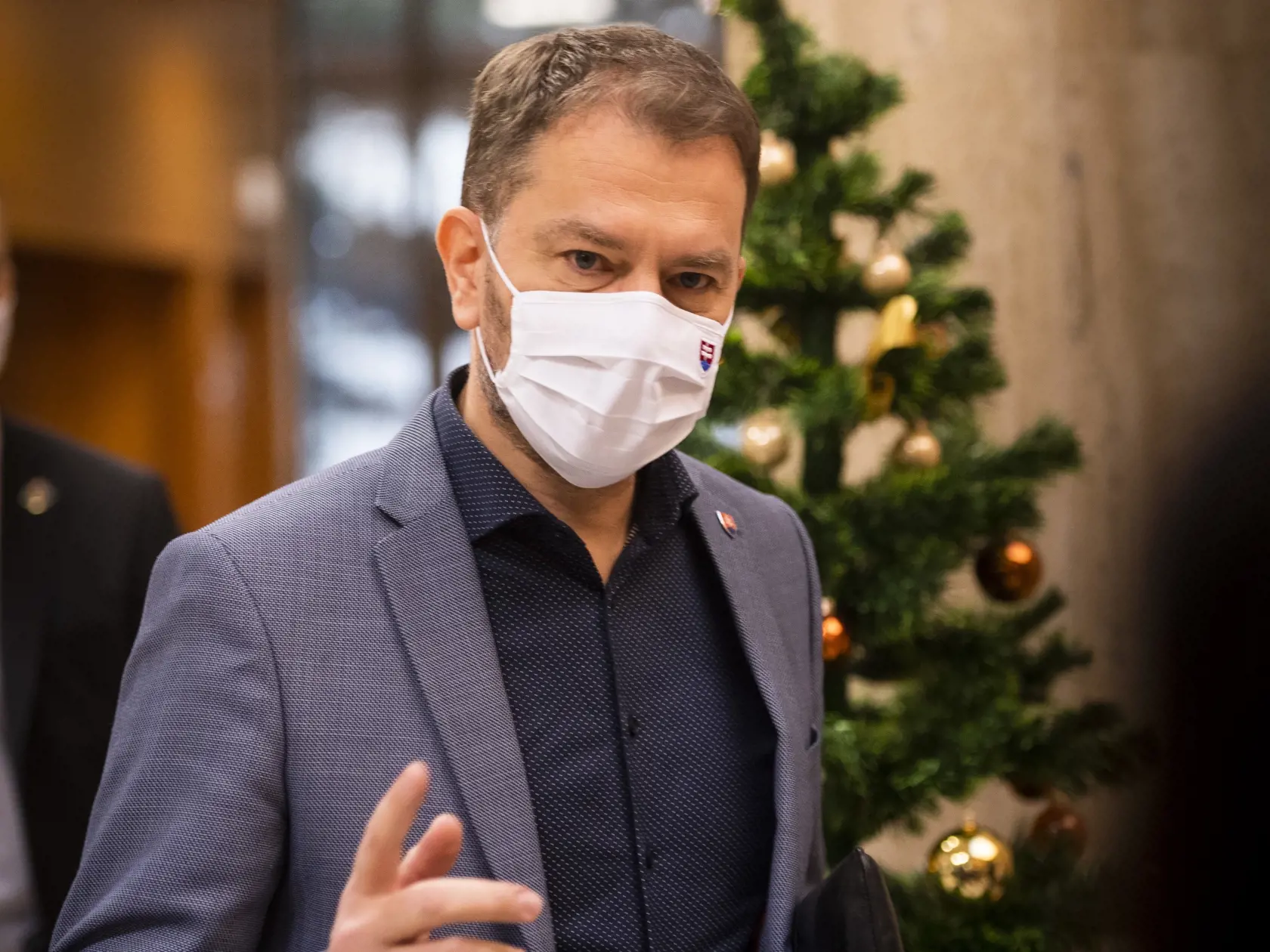 Na Ústrednom krízovom štábe sa odborníci dohodli, aké opatrenia treba prijať pred Vianocami. Hovorilo sa o plošnom testovaní aj lockdowne. Nakoniec nás čaká len pár sprísnených opatrení a istá forma mäkkého lockdownu.