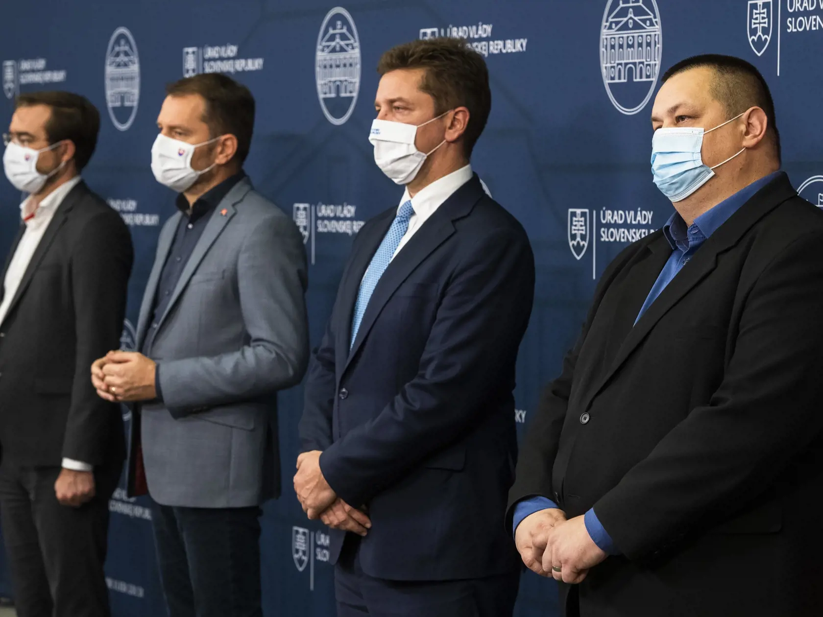 Na Ústrednom krízovom štábe sa odborníci dohodli, aké opatrenia treba prijať pred Vianocami. Hovorilo sa o plošnom testovaní aj lockdowne. Nakoniec nás čaká len pár sprísnených opatrení a istá forma mäkkého lockdownu.