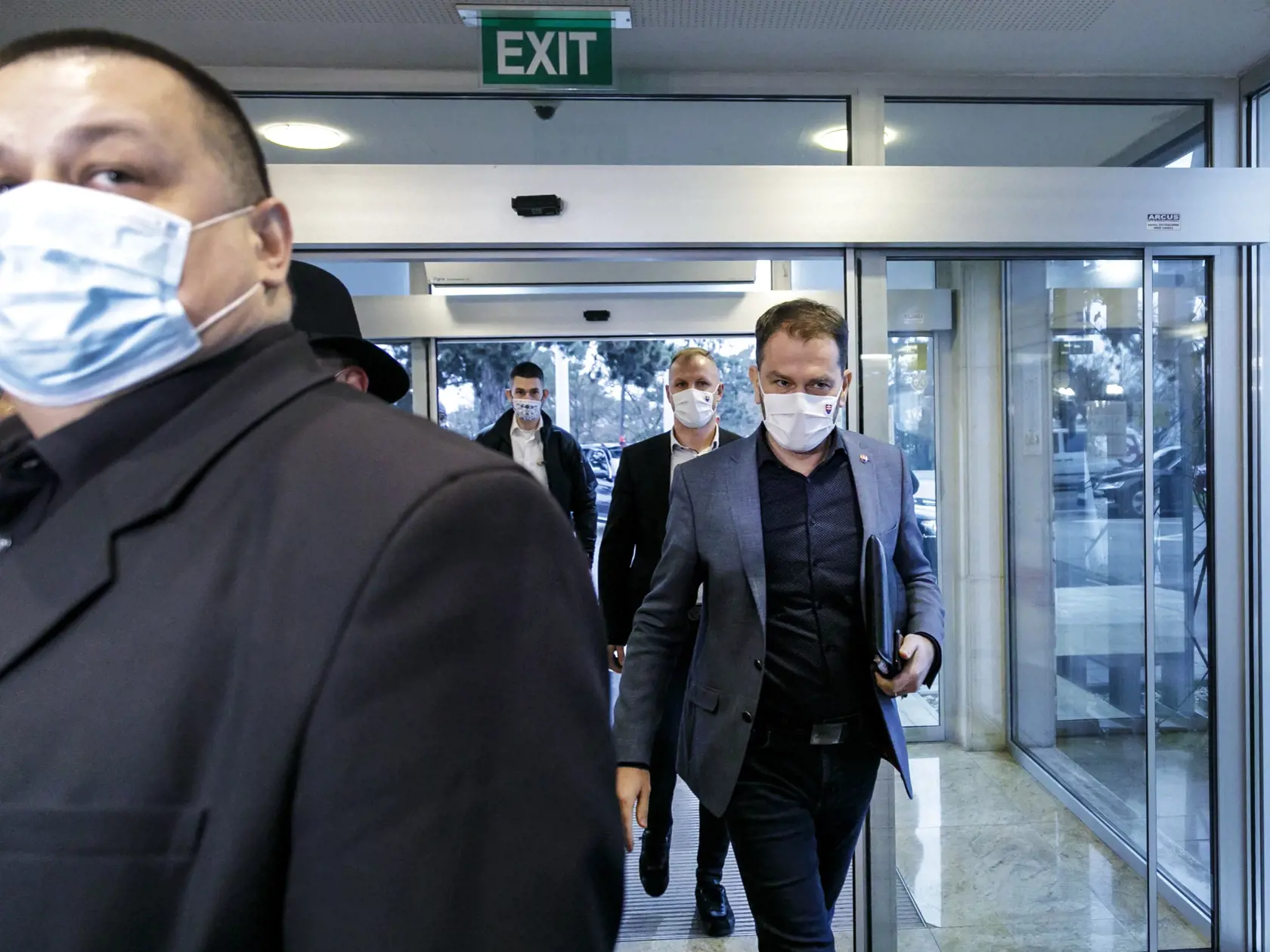 Na Ústrednom krízovom štábe sa odborníci dohodli, aké opatrenia treba prijať pred Vianocami. Hovorilo sa o plošnom testovaní aj lockdowne. Nakoniec nás čaká len pár sprísnených opatrení a istá forma mäkkého lockdownu.
