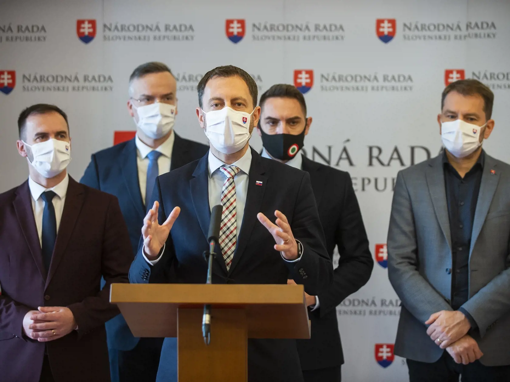 Na Ústrednom krízovom štábe sa odborníci dohodli, aké opatrenia treba prijať pred Vianocami. Hovorilo sa o plošnom testovaní aj lockdowne. Nakoniec nás čaká len pár sprísnených opatrení a istá forma mäkkého lockdownu.