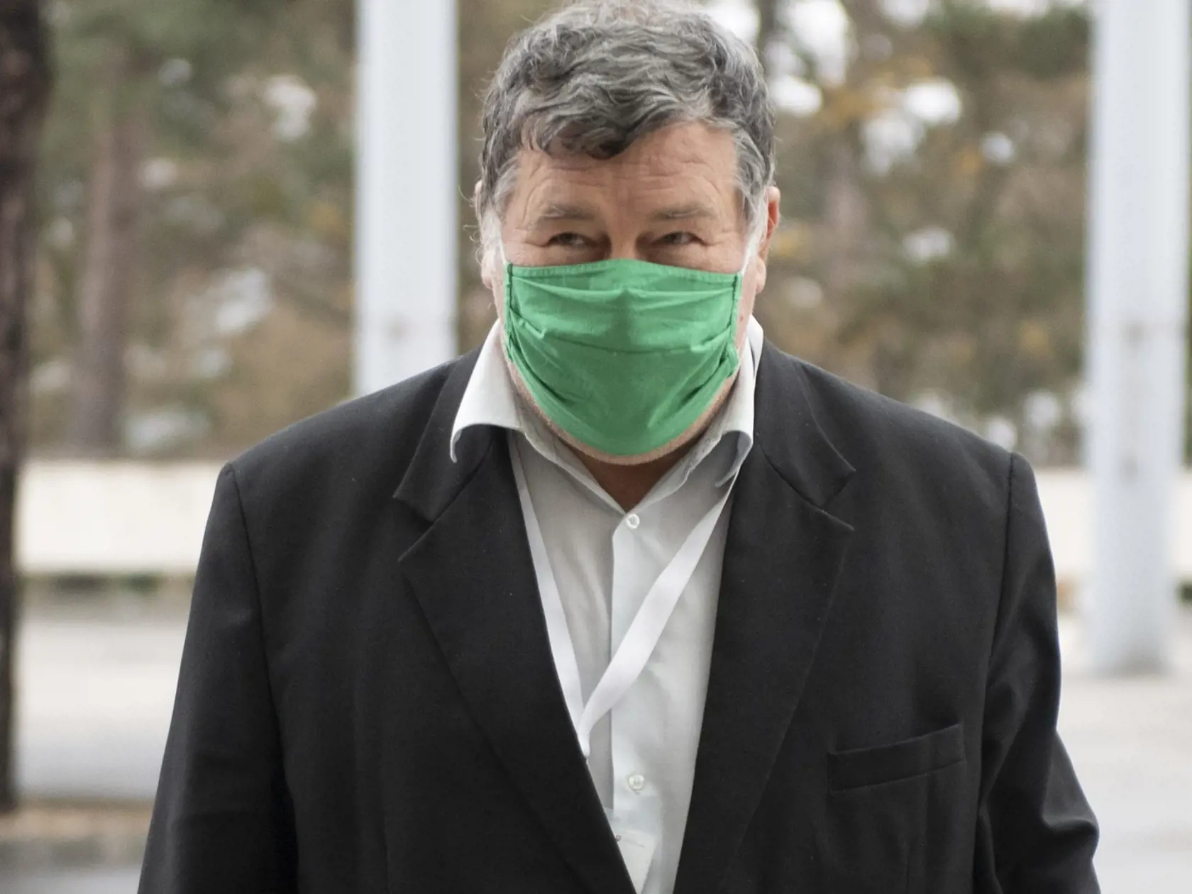 Na snímke odborník a infektológ Vladimír Krčméry prichádza na zasadnutie Ústredného krízového štábu (ÚKŠ) 25. novembra 2020 v Bratislave. FOTO TASR - Pavel Neubauer	
