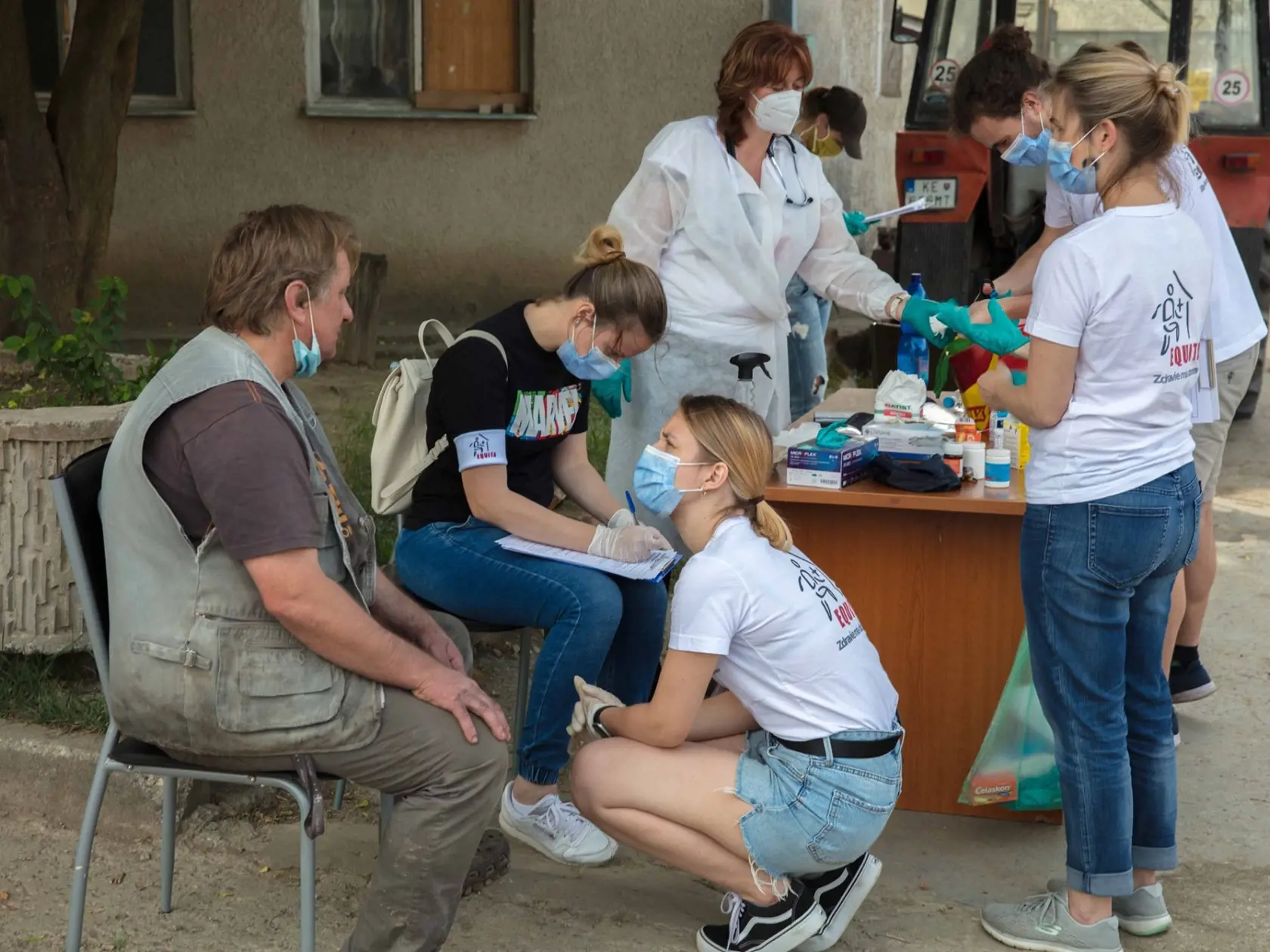 Dobrovoľníci nielen testovali, ale sa aj rozprávali s klientmi zariadenia.