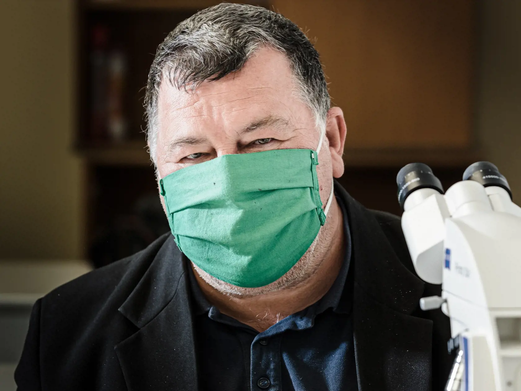 Na sníme Prof. MUDr. Vladimír Krčméry DrSc. - slovenský lekár, vedec – odborník na tropickú medicínu, infektológiu a onkológiu.