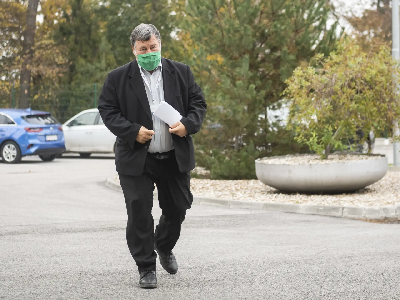 Na snímke Vladimír Krčméry, onkológ, infektológ a tropický lekár, prednosta Mikrobiologického ústavu Lekárskej fakulty (LK) Univerzity Komenského (UK) a rektor Vysokej  školy sv. Alžbety prichádza na zasadnutie Ústredného krízového štábu v účelovom zariadení hotela Bôrik v Bratislave v pondelok 9. novembra 2020. FOTO TASR - Jaroslav Novák