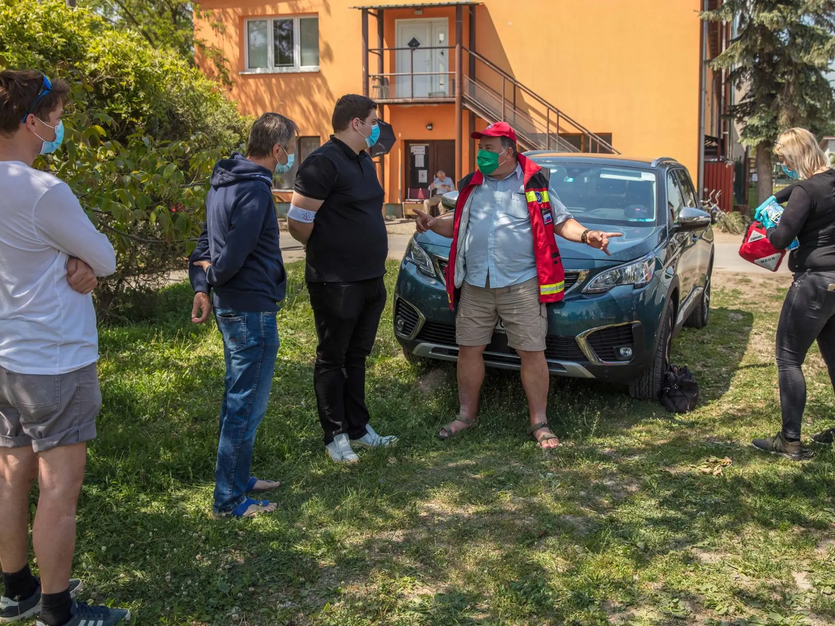 Prof.Vladimír Krčméry vydáva inštrukcie svojmu tímu.