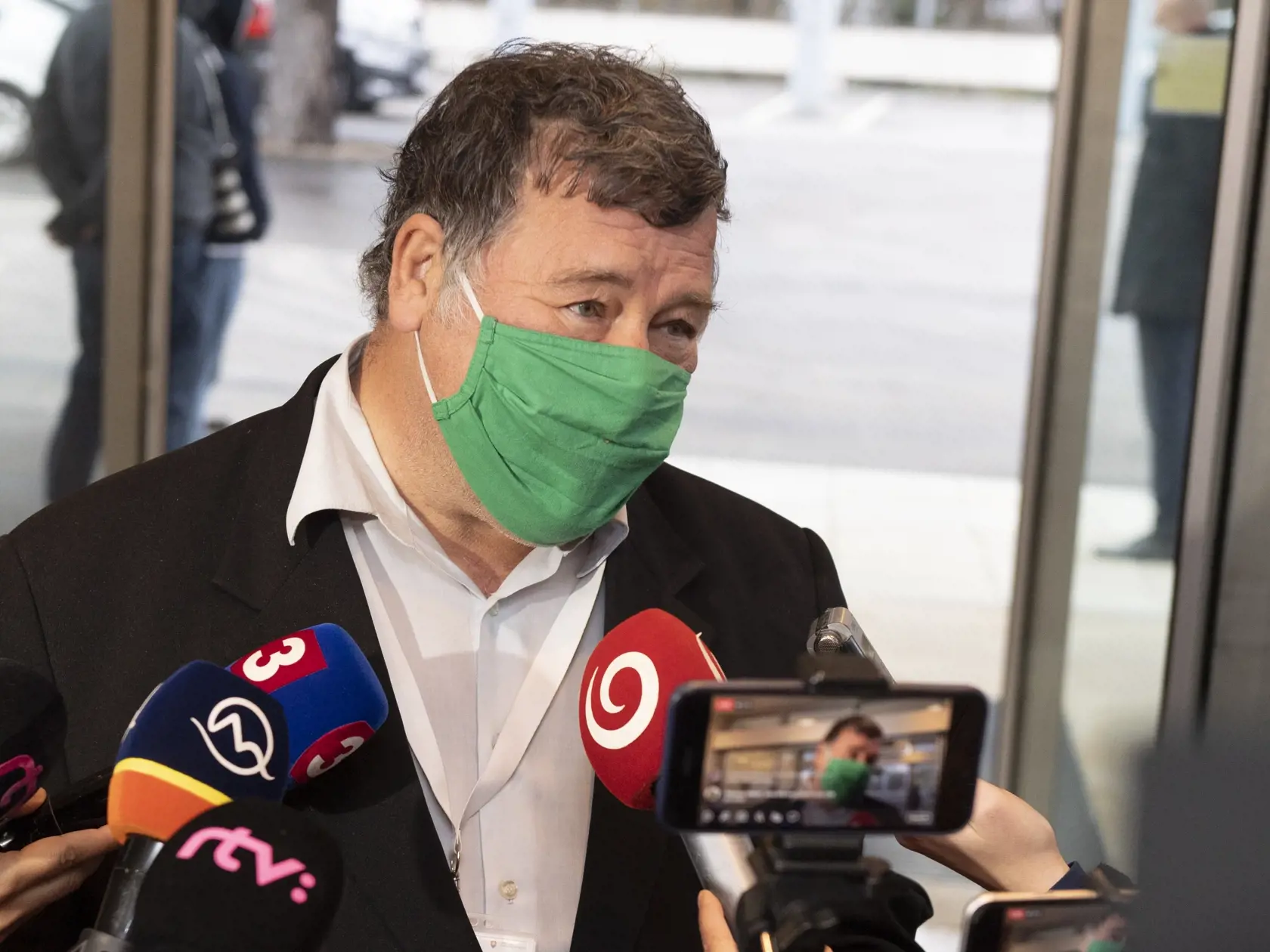 Na snímke odborník a infektológ Vladimír Krčméry prichádza na zasadnutie Ústredného krízového štábu (ÚKŠ) 25. novembra 2020 v Bratislave. FOTO TASR - Pavel Neubauer	
