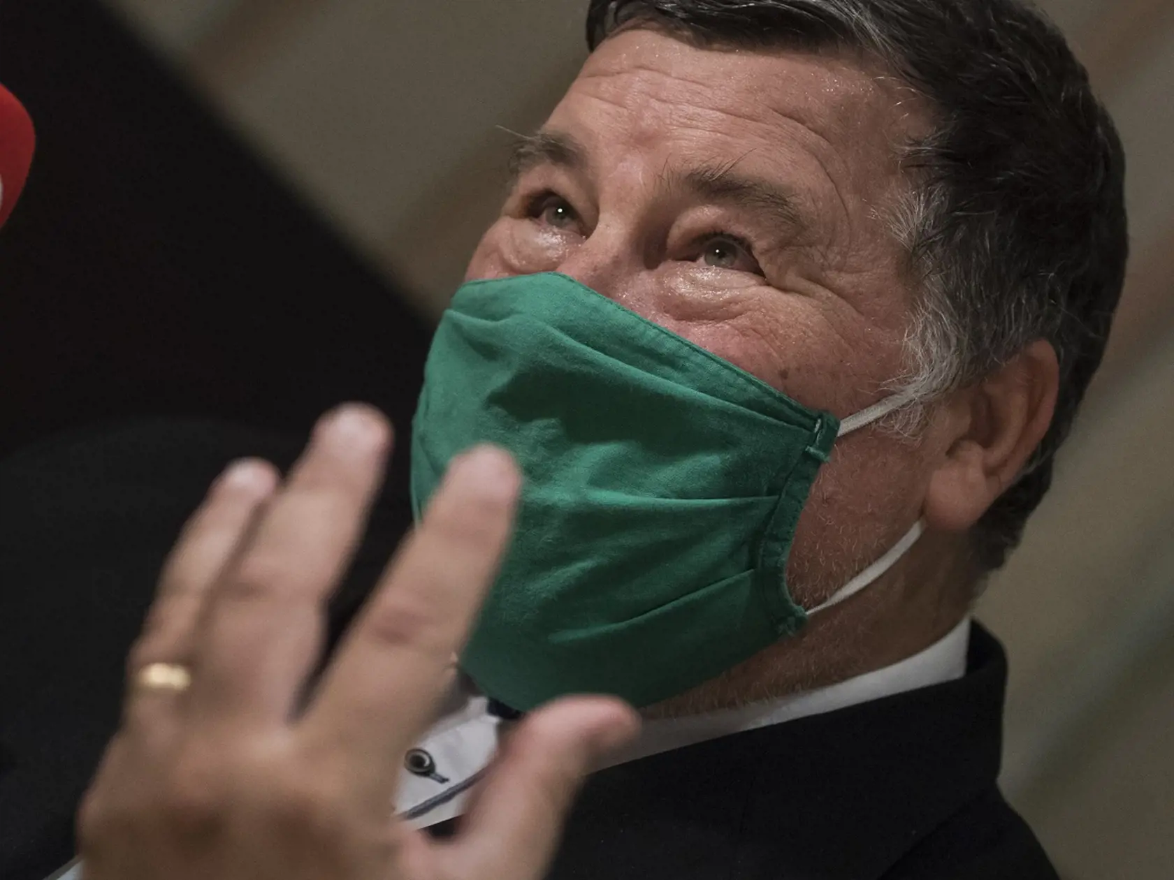 Vladimír Krčméry, onkológ, infektológ a tropický lekár, prednosta Mikrobiologického ústavu Lekárskej fakulty (LK) Univerzity Komenského (UK) a rektor Vysokej  školy sv. Alžbety počas tlačovej konferencie
