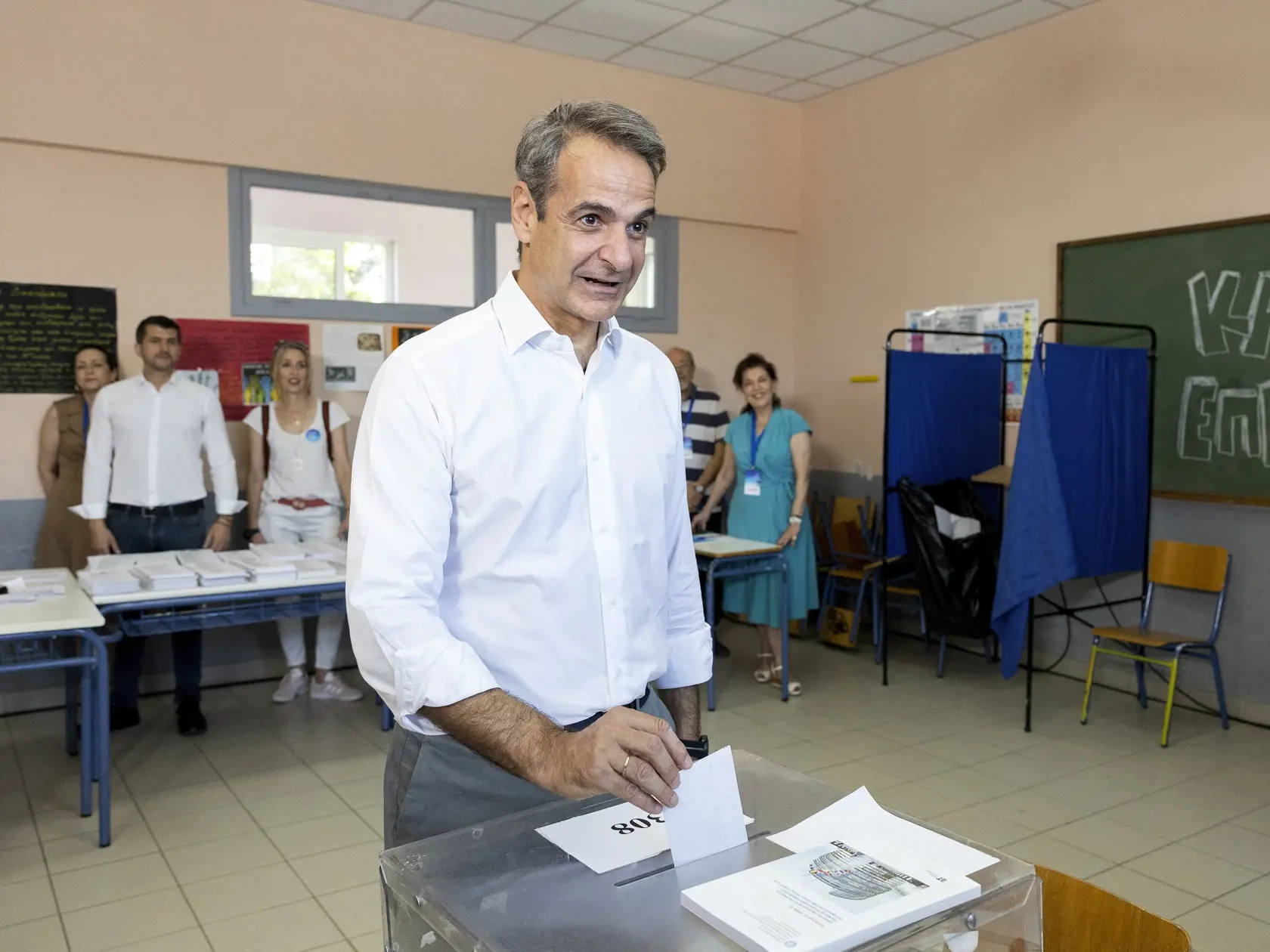 KK14 Atény - Grécky premiér Kyriakos Mitsotakis hlasuje vo voľbách do Európskeho parlamentu v aténach v nedeľu 9. júna 2024. Eurovoľby sa konali od 6. do 9. júna.  FOTO TASR/AP

Greece's Prime Minister Kyriakos Mitsotakis casts his ballot during the European Elections in Athens, Sunday, June 9, 2024. Polling stations opened across Europe on Sunday as voters from 20 countries cast ballots in elections that are expected to shift the European Union's parliament to the right and could reshape the fu