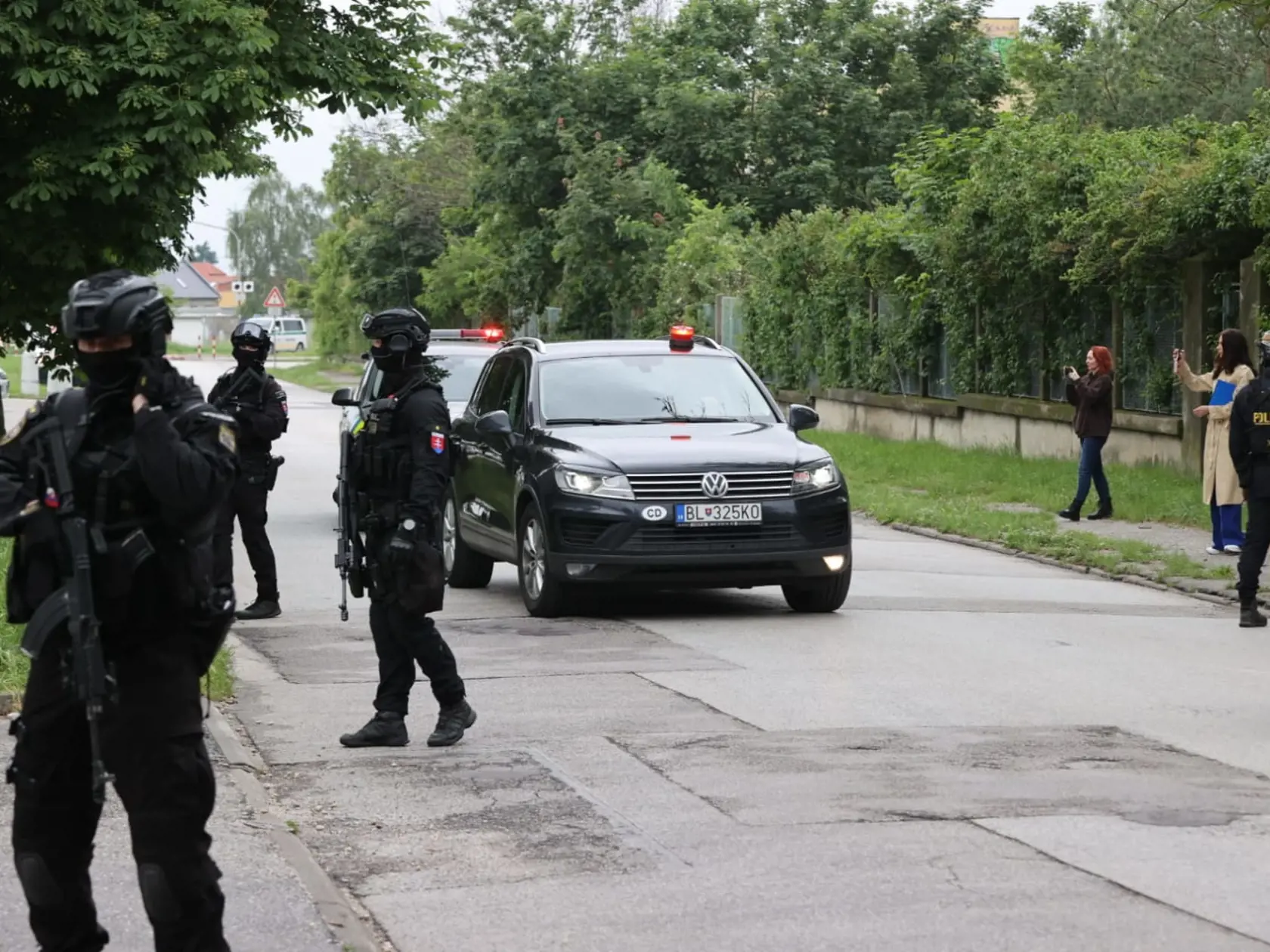 Eskorta doviezla na pojednávanie muža, ktorý strieľal na Fica.