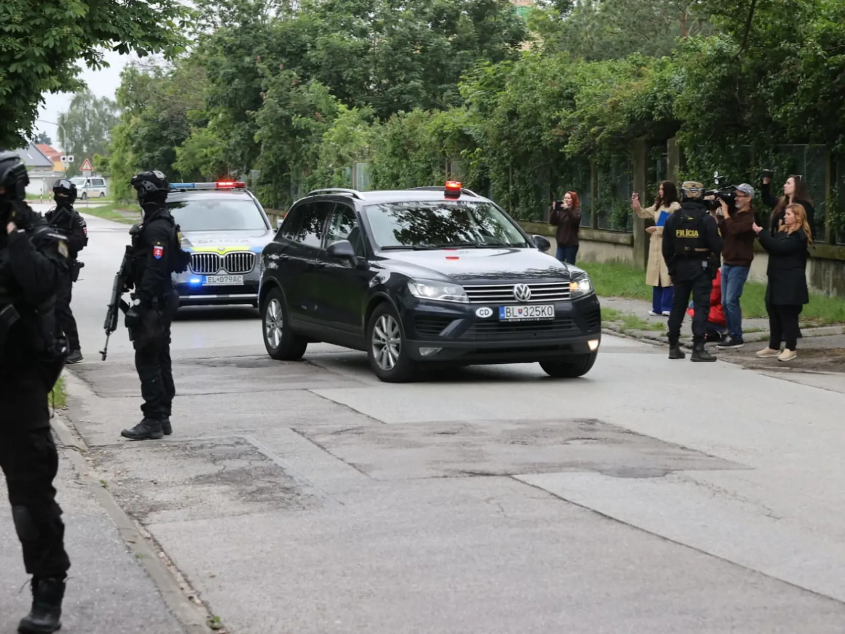 Eskorta doviezla na pojednávanie muža, ktorý strieľal na Fica.