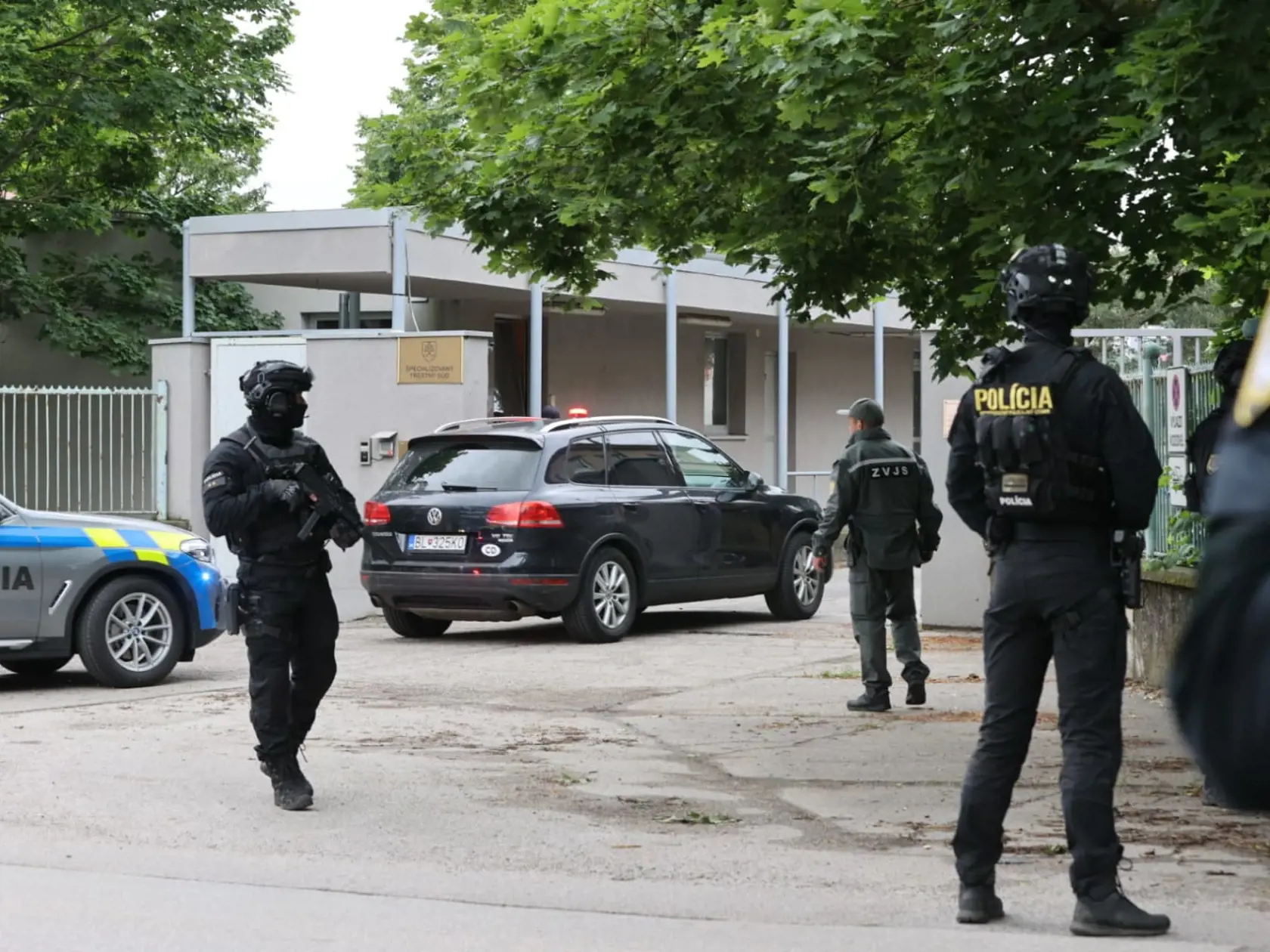 Eskorta doviezla na pojednávanie muža, ktorý strieľal na Fica.