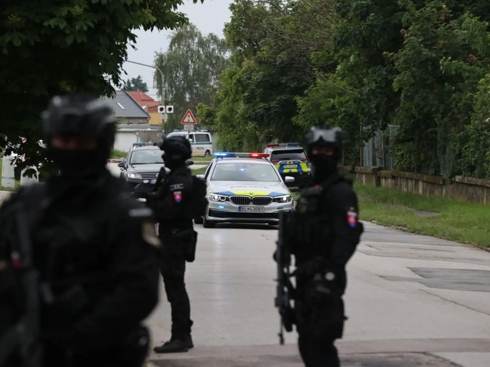 Eskorta doviezla na pojednávanie muža, ktorý strieľal na Fica.