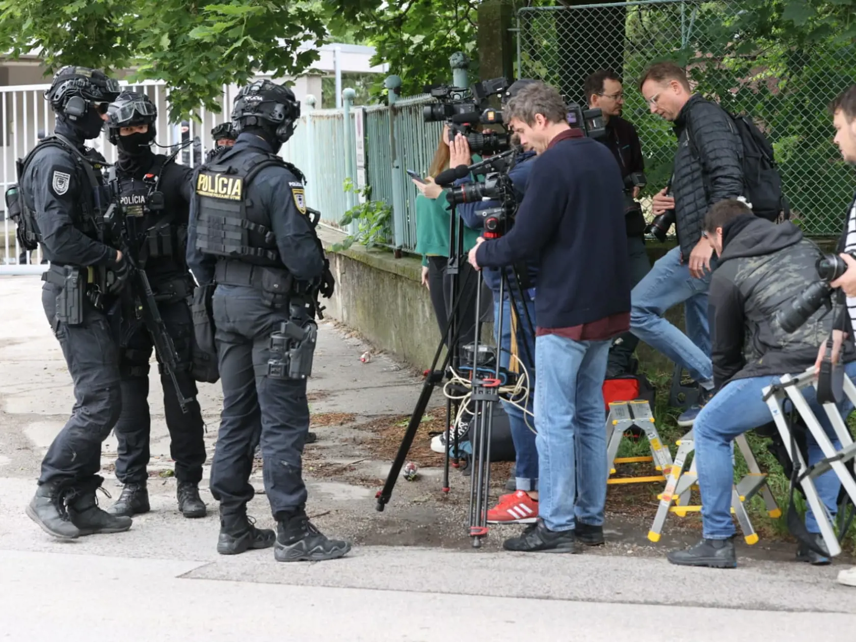 Eskorta doviezla na pojednávanie muža, ktorý strieľal na Fica.