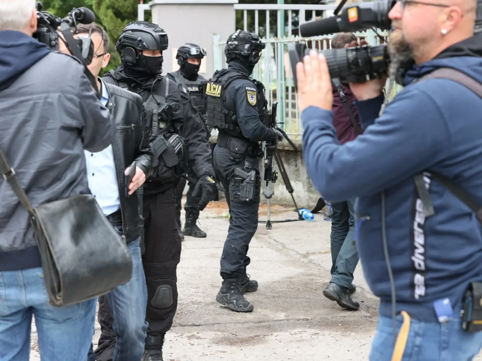 Eskorta doviezla na pojednávanie muža, ktorý strieľal na Fica.