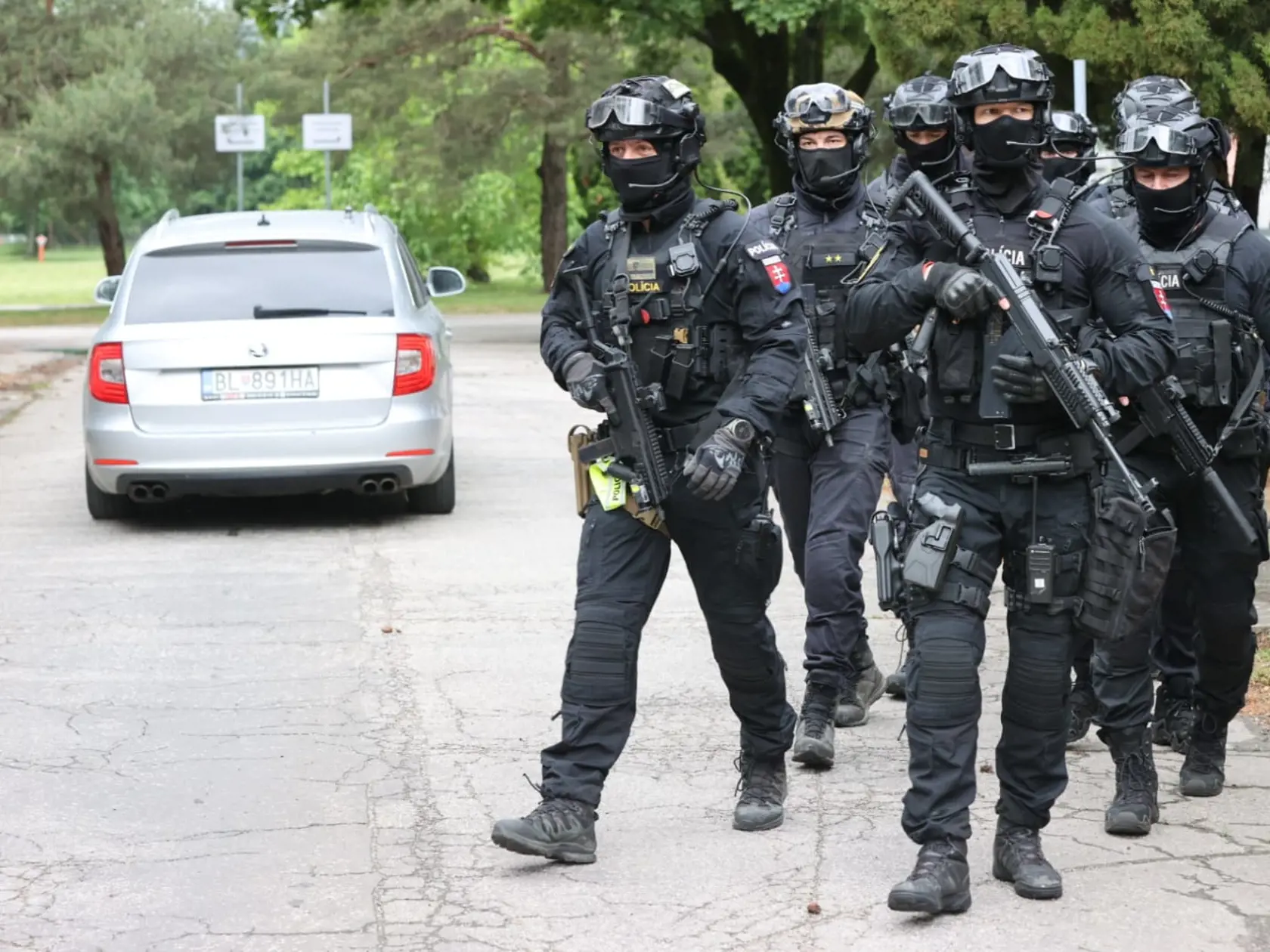 Eskorta doviezla na pojednávanie muža, ktorý strieľal na Fica.