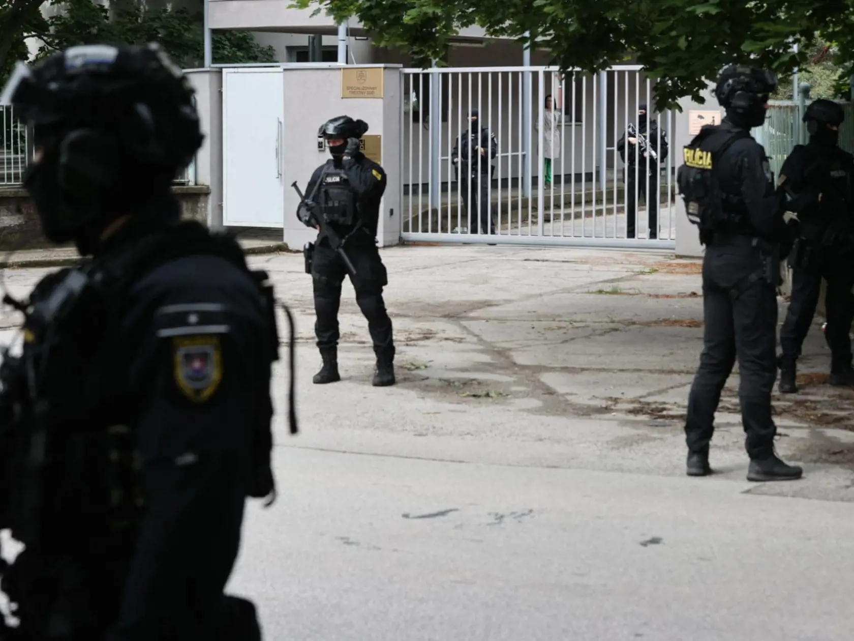 Eskorta doviezla na pojednávanie muža, ktorý strieľal na Fica.