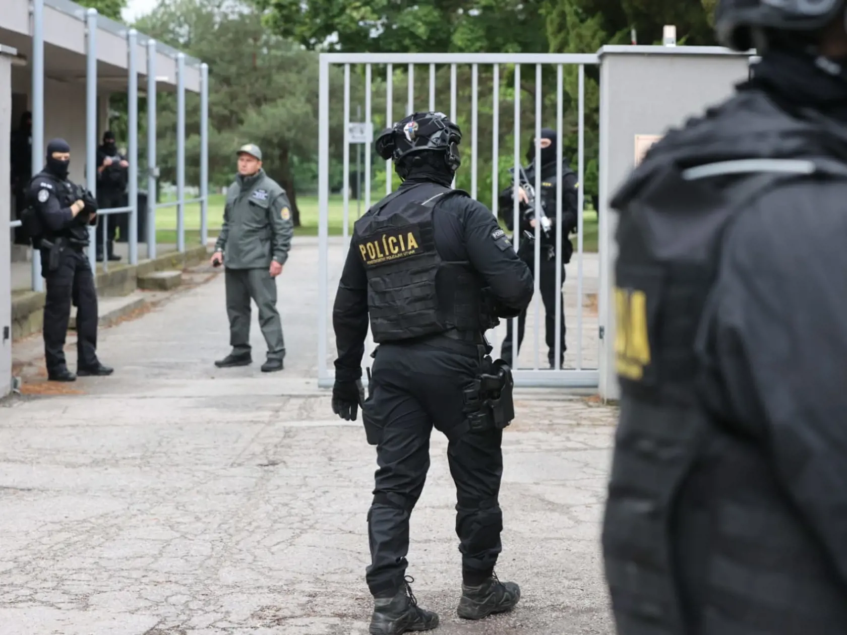 Eskorta doviezla na pojednávanie muža, ktorý strieľal na Fica.