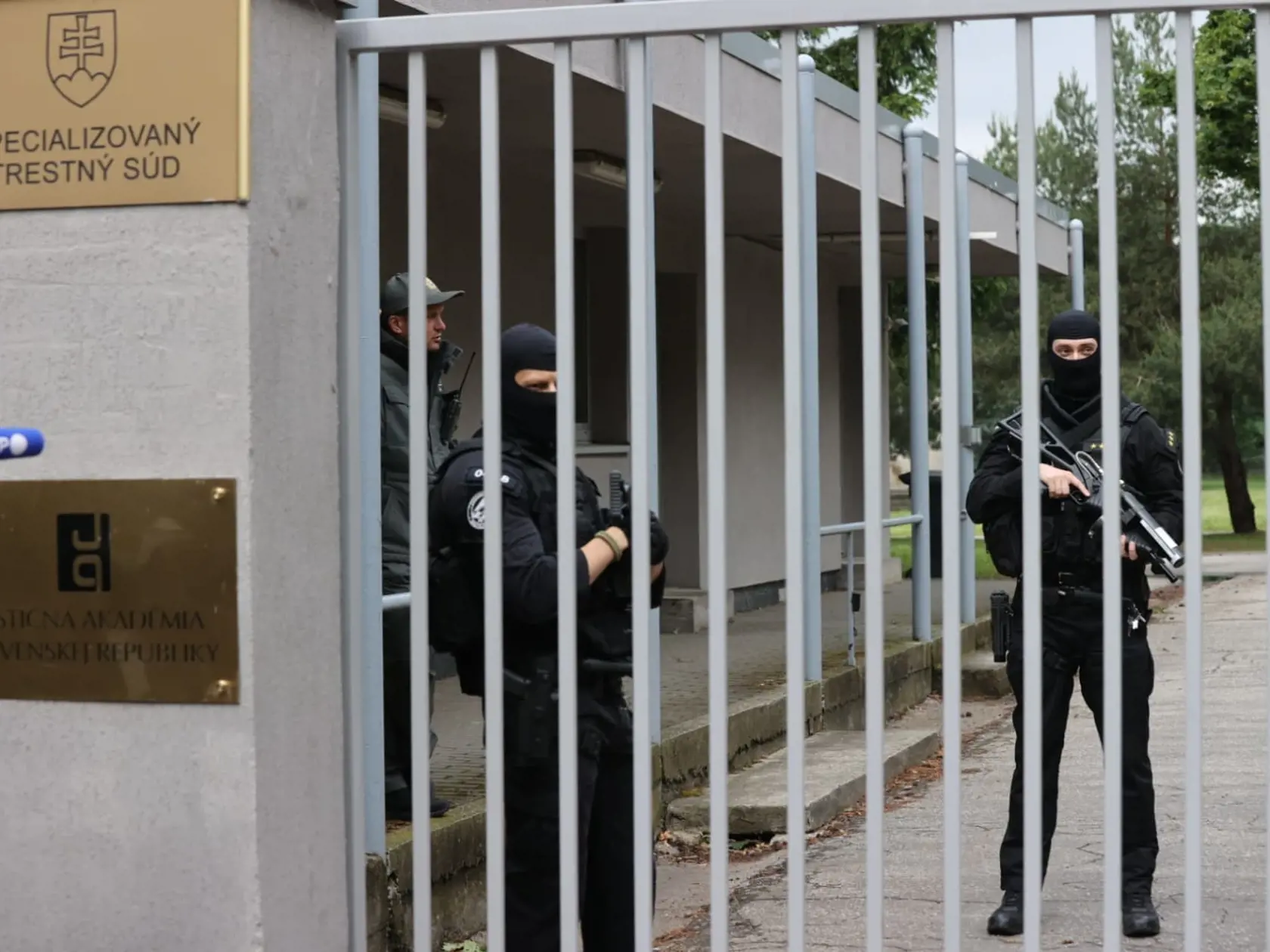 Eskorta doviezla na pojednávanie muža, ktorý strieľal na Fica.