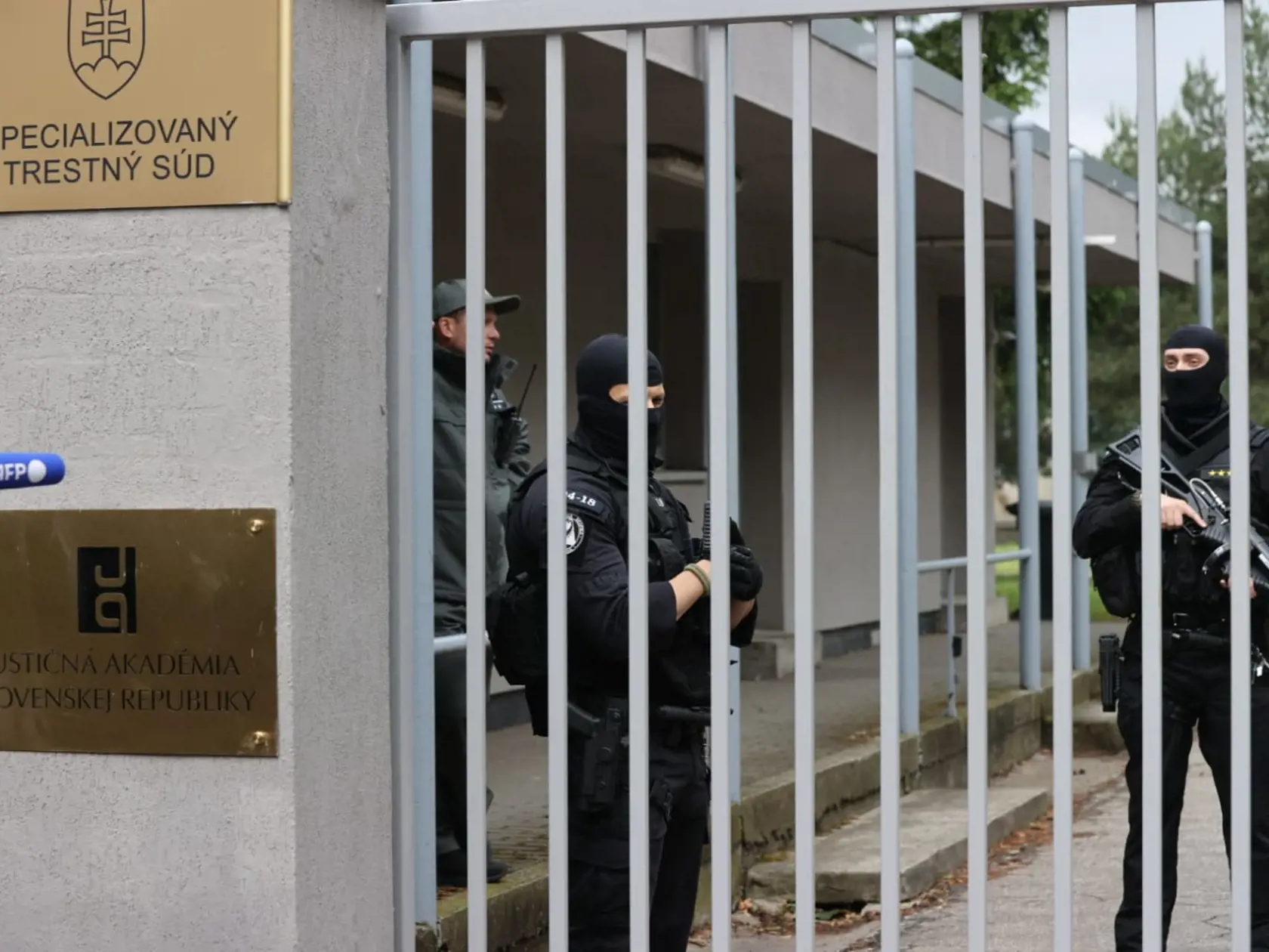 Eskorta doviezla na pojednávanie muža, ktorý strieľal na Fica.