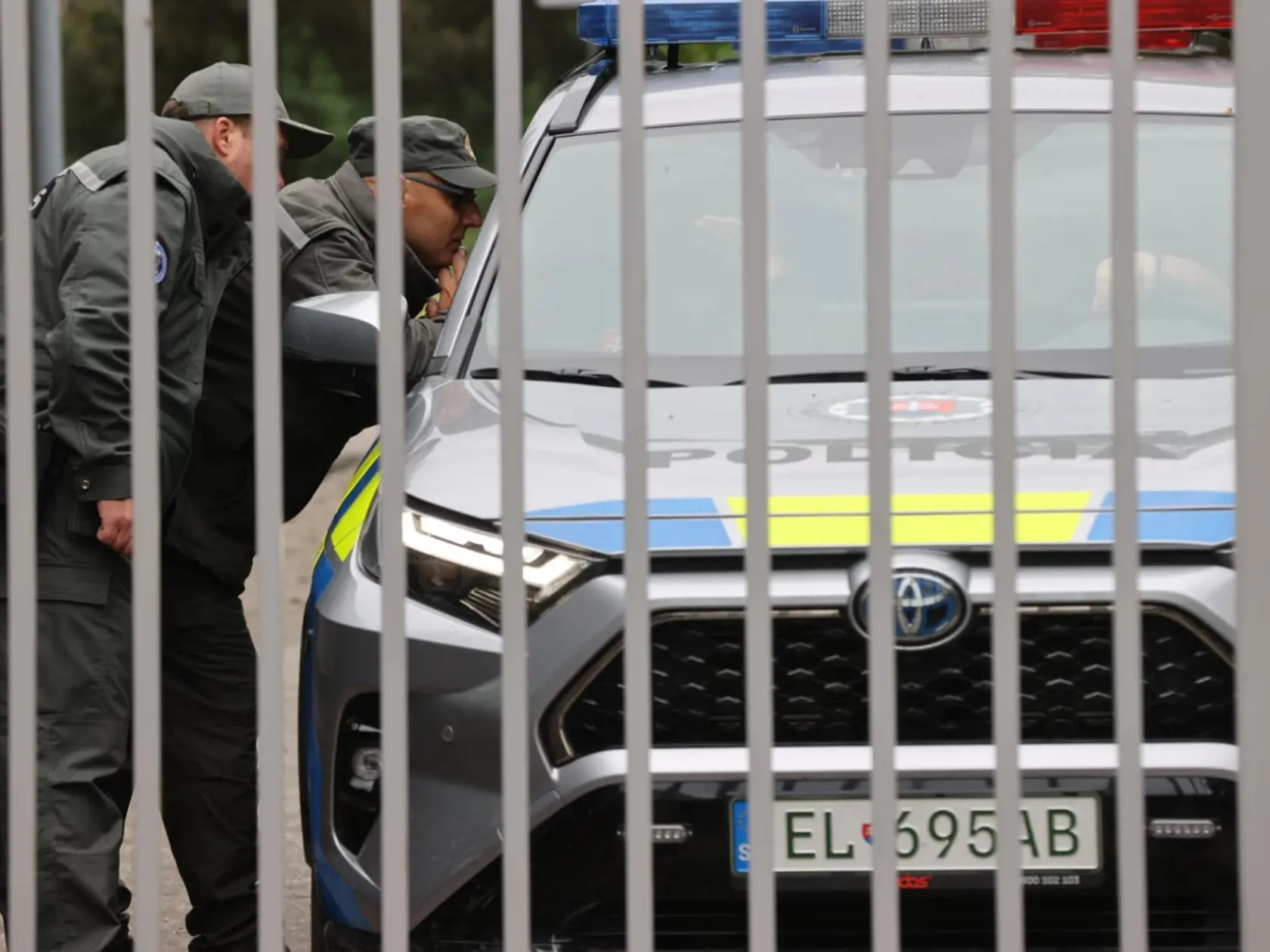 Eskorta doviezla na pojednávanie muža, ktorý strieľal na Fica.