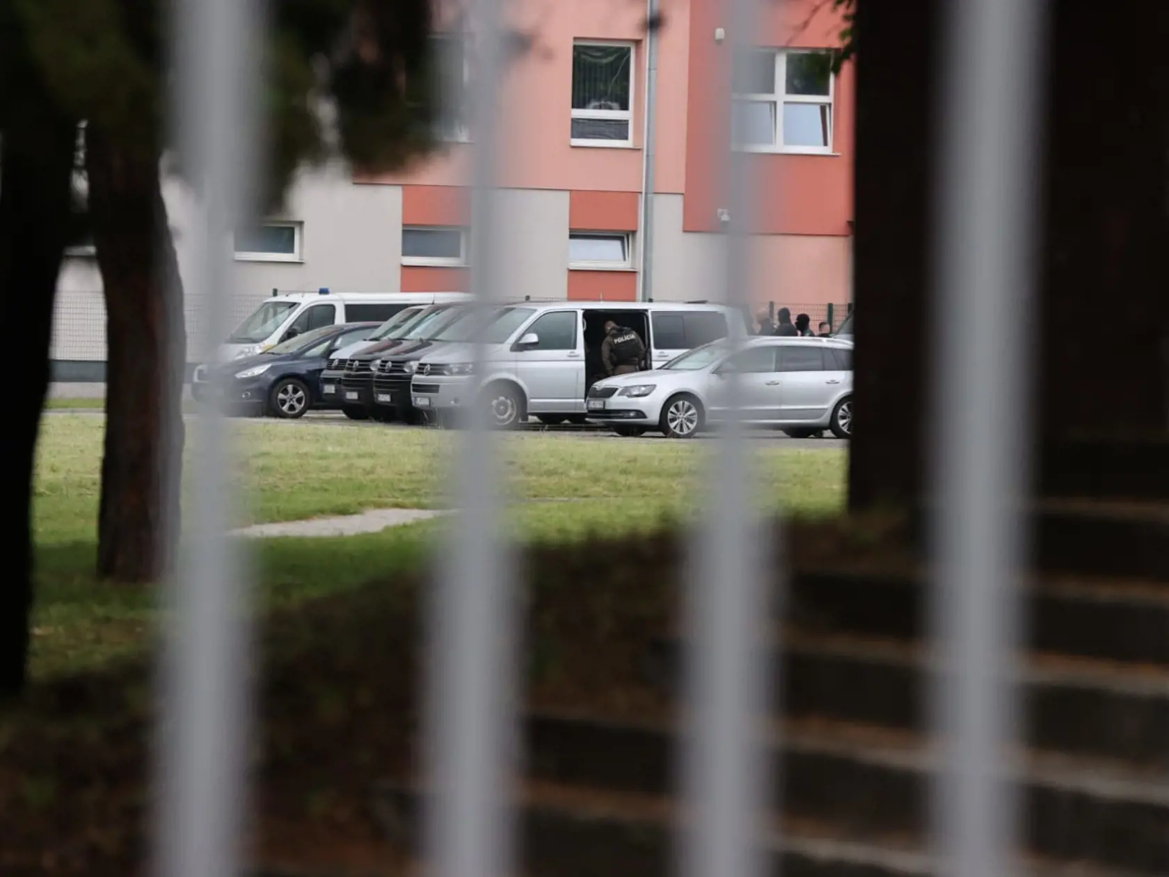 Eskorta doviezla na pojednávanie muža, ktorý strieľal na Fica.