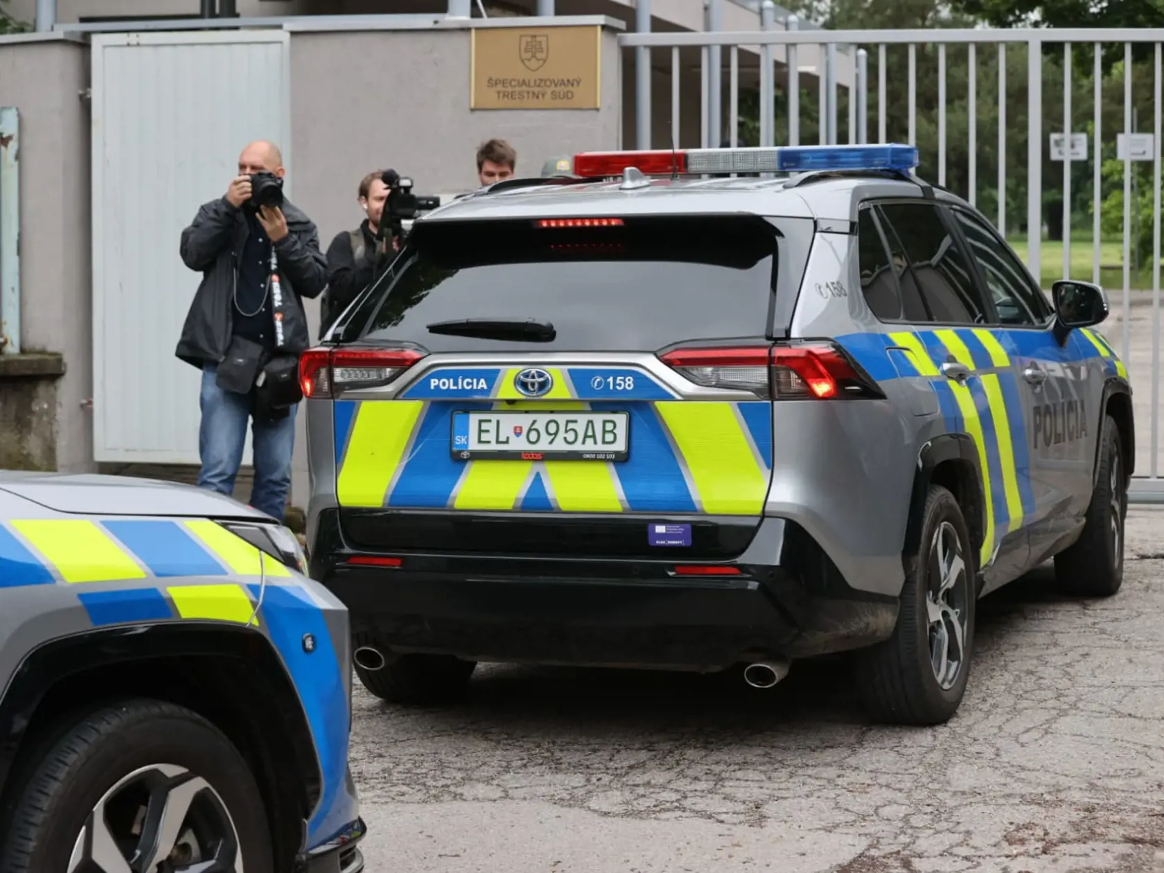 Eskorta doviezla na pojednávanie muža, ktorý strieľal na Fica.